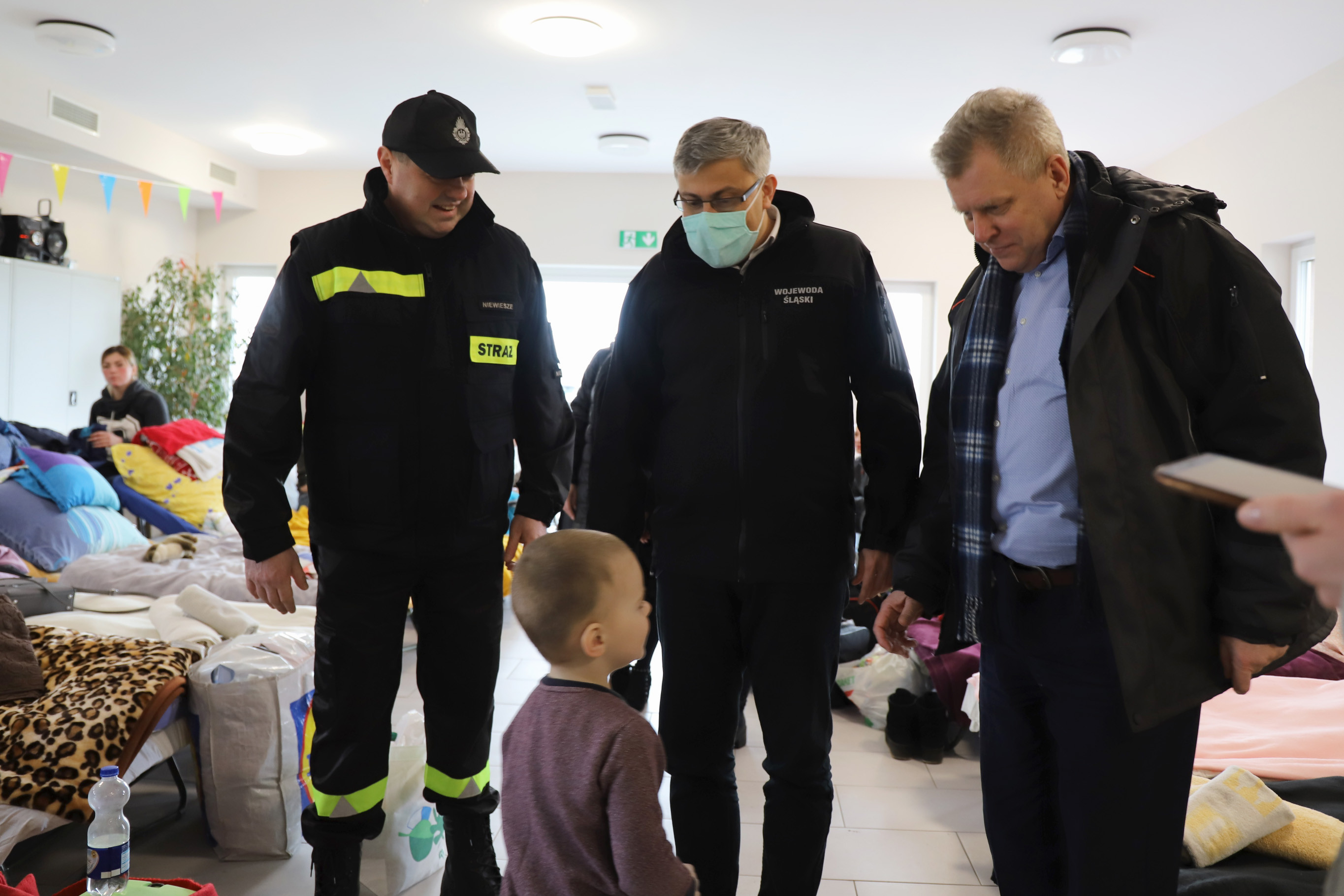 Siedziba OSP w Niewieszach - Wojewoda Śląski ze Starostą Gliwickim i Prezesem OSP w Niewieszach /fot. A. Księżnik/