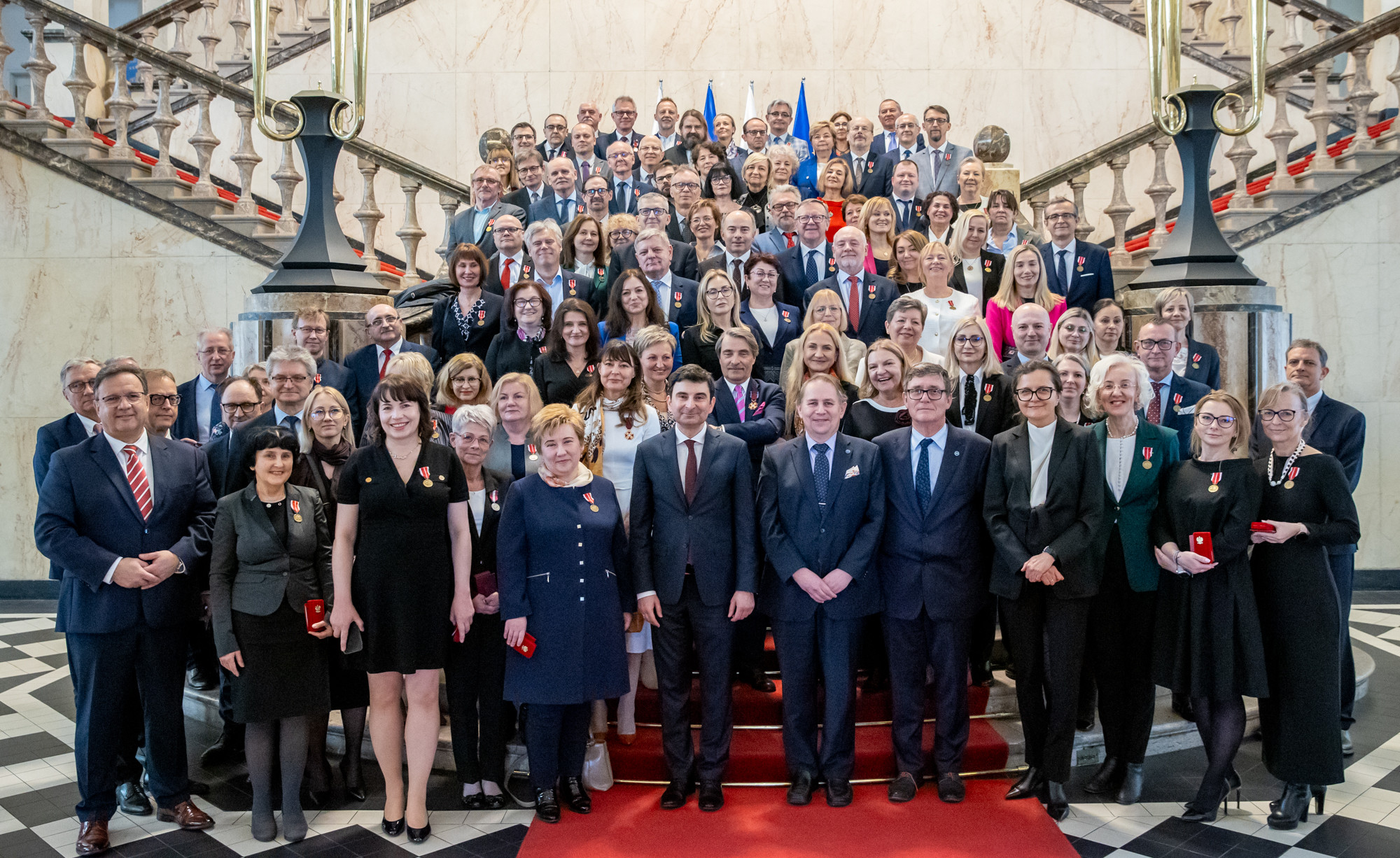 Uczestnicy uroczystości wręczenia odznaczeń państwowych na schodach w Westybulu/foto: ŚUW