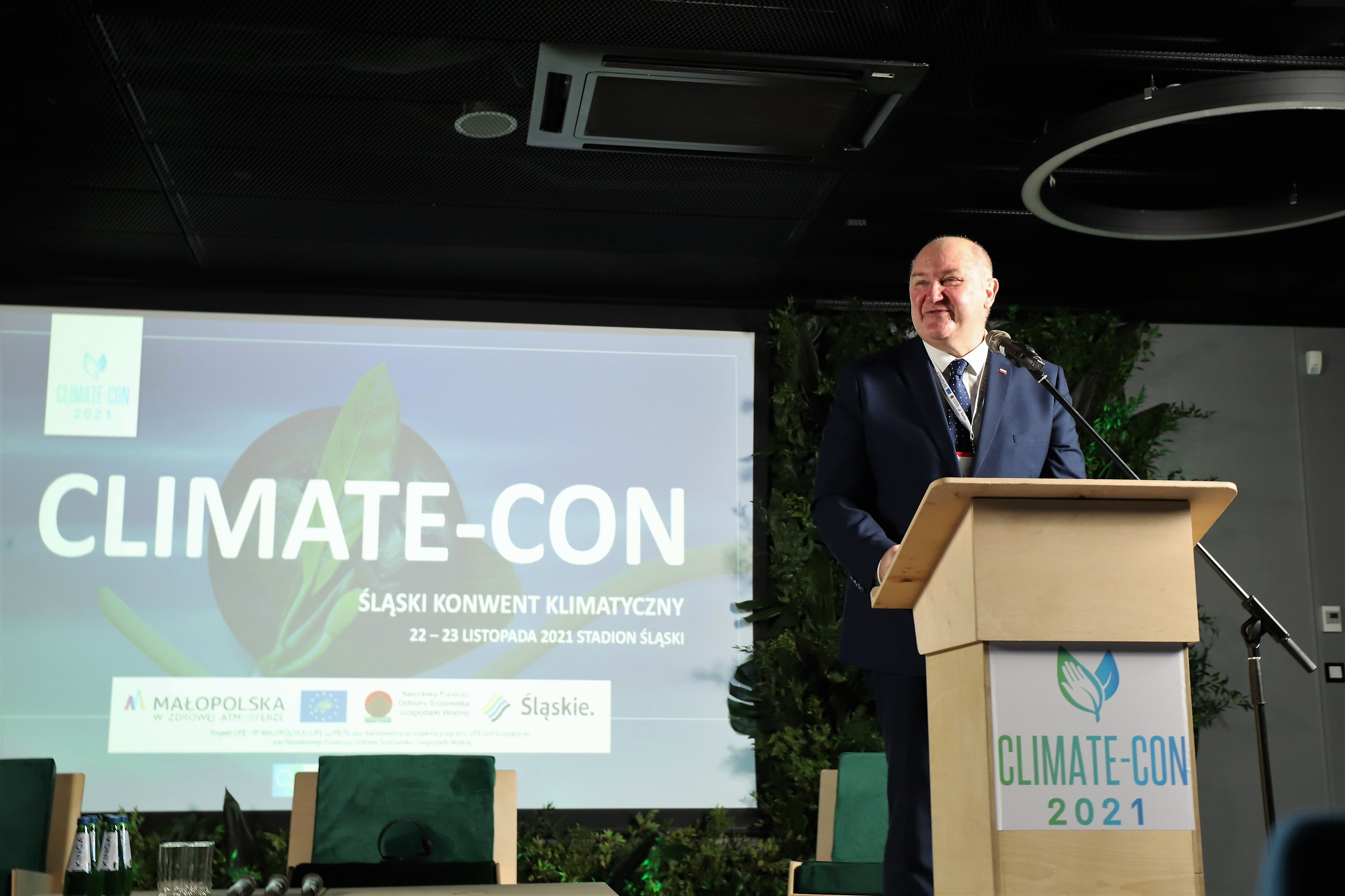 Wicewojewoda śląski odczytuje list od Premiera Mateusza Morawieckiego podczas Climate-con 2021/fot. A. Herz/