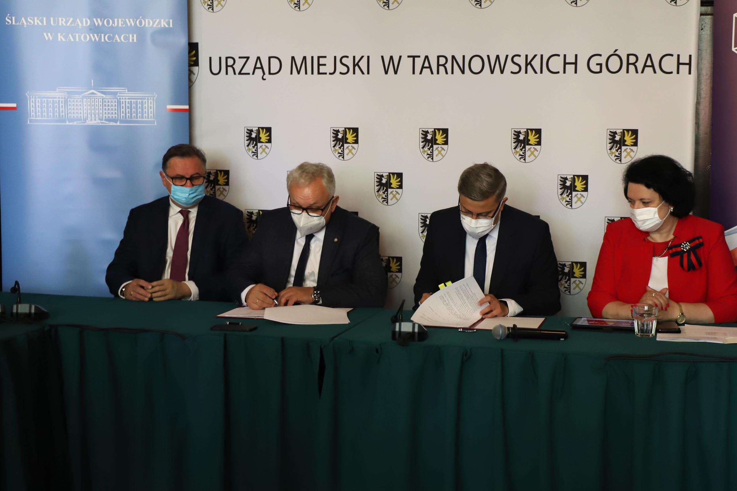 Uroczystość podpisania umów na realizację inwestycji w ramach rządowych programów w Tarnowskich Górach /fot. A. Księżnik/