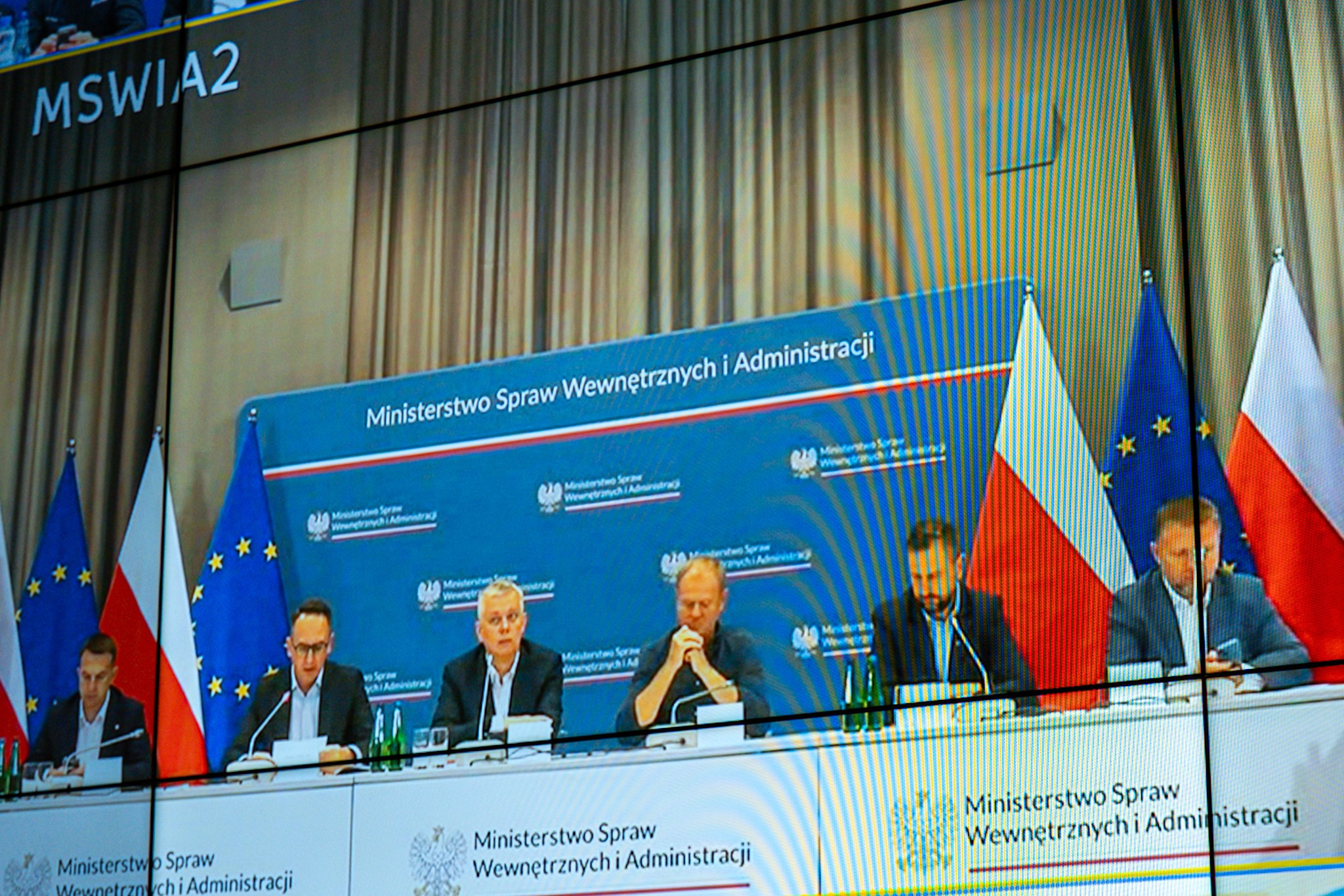 Premier i ministrowie na ekranie podczas posiedzenia - wideokonferencji 