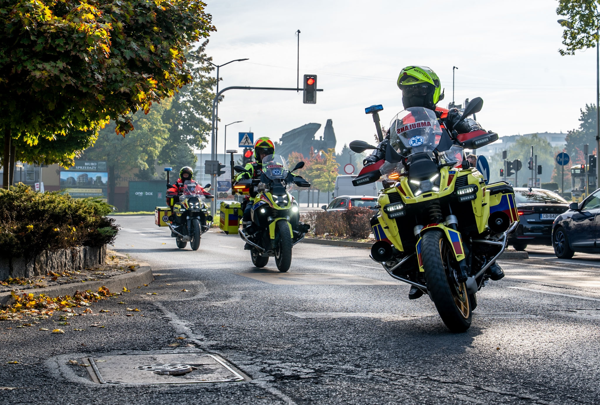 Motoambulanse na drodze.