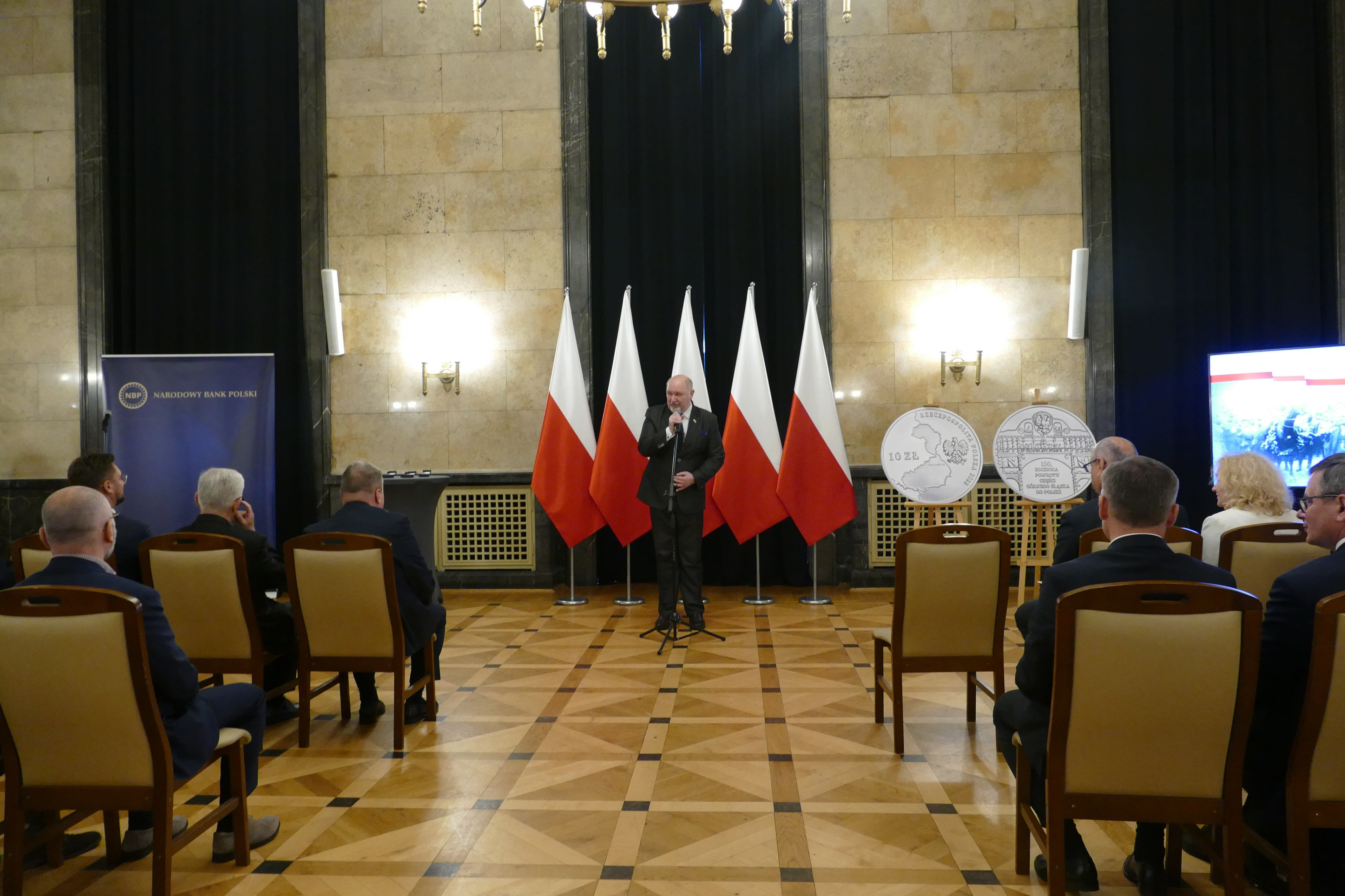 Wicewojewoda śląski Jan Chrząszcz przemawia podczas prezentacji monety NBP z okazji setnej rocznicy powrotu części Górnego Śląska do Polski /foto: ŚUW
