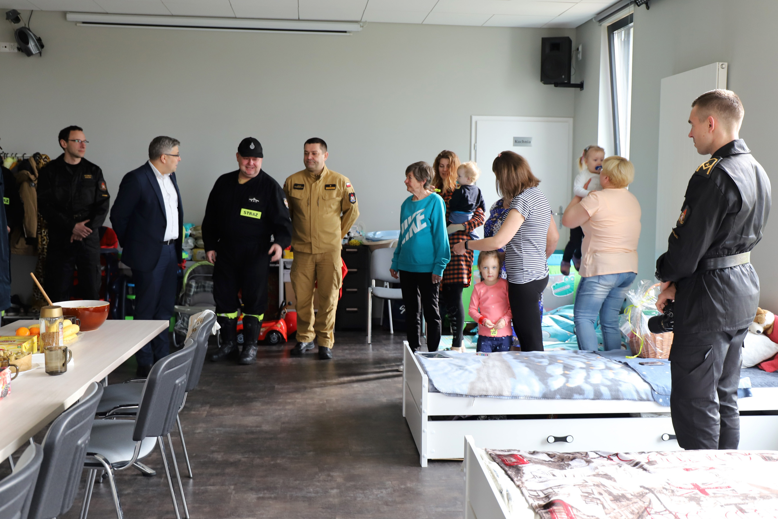Wizyta Wojewody Śląskiego w siedzibie OSP Rybnik-Kamień - spotkanie z uchodźcami /fot. A. Księżnik/