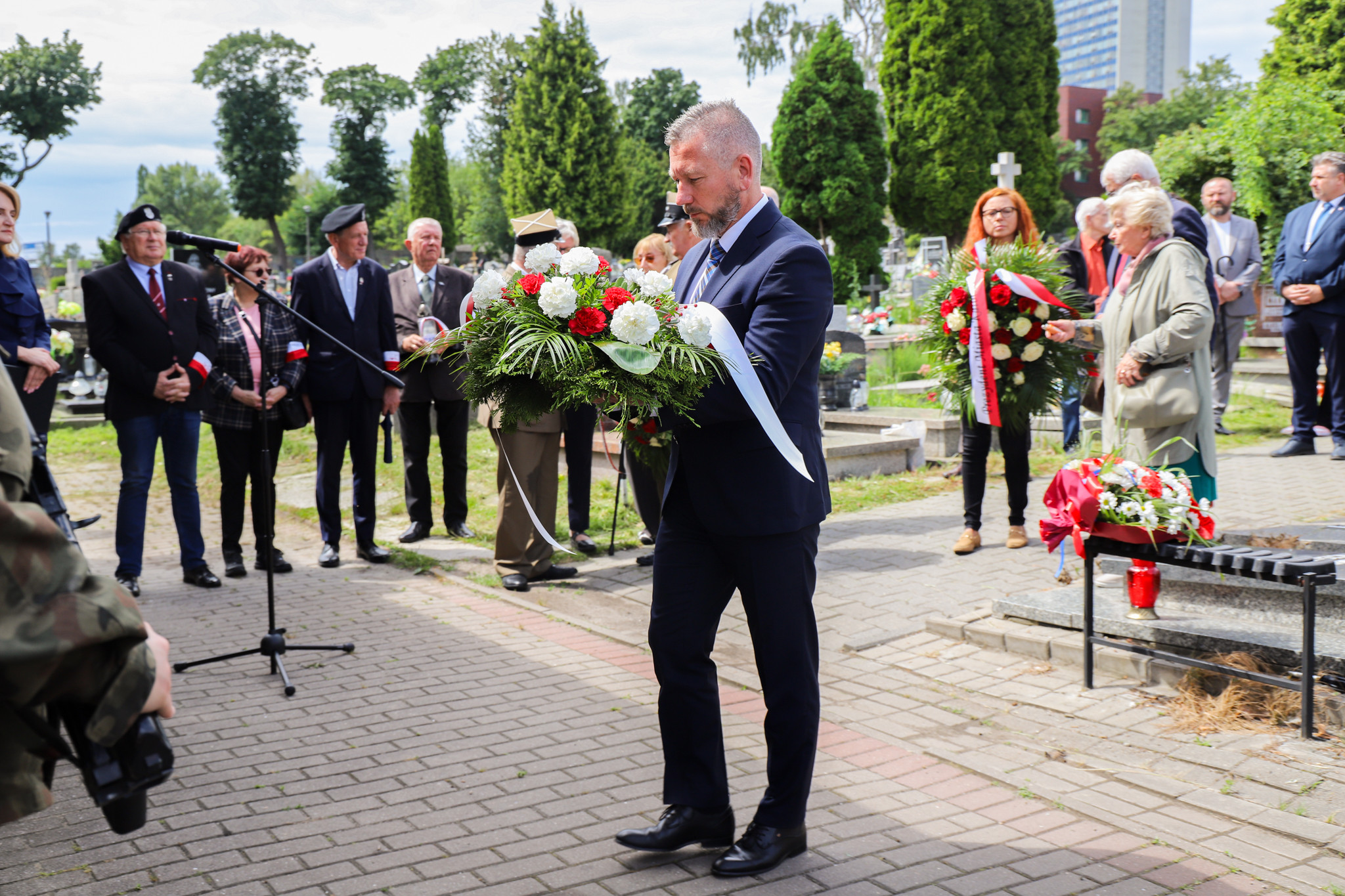 Wicewojewoda składający kwiaty.