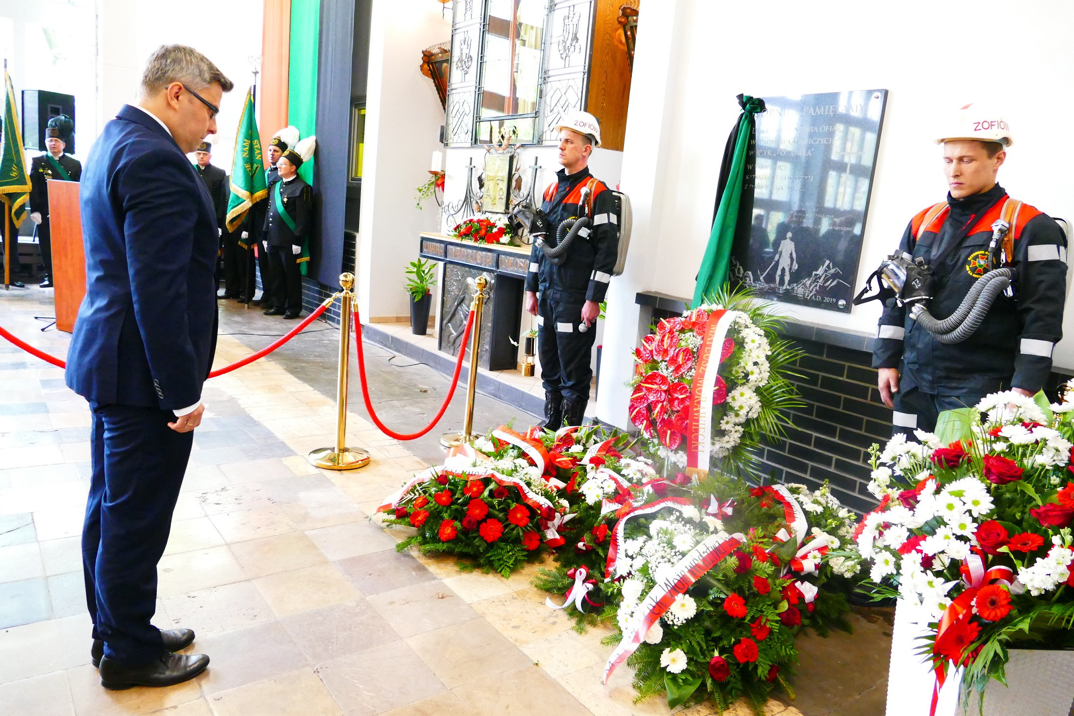 Uroczystość odsłonięcia tablicy pamiątkowej poświęconej ofiarom wypadków górniczych. /fot. A.Kucharzewska/