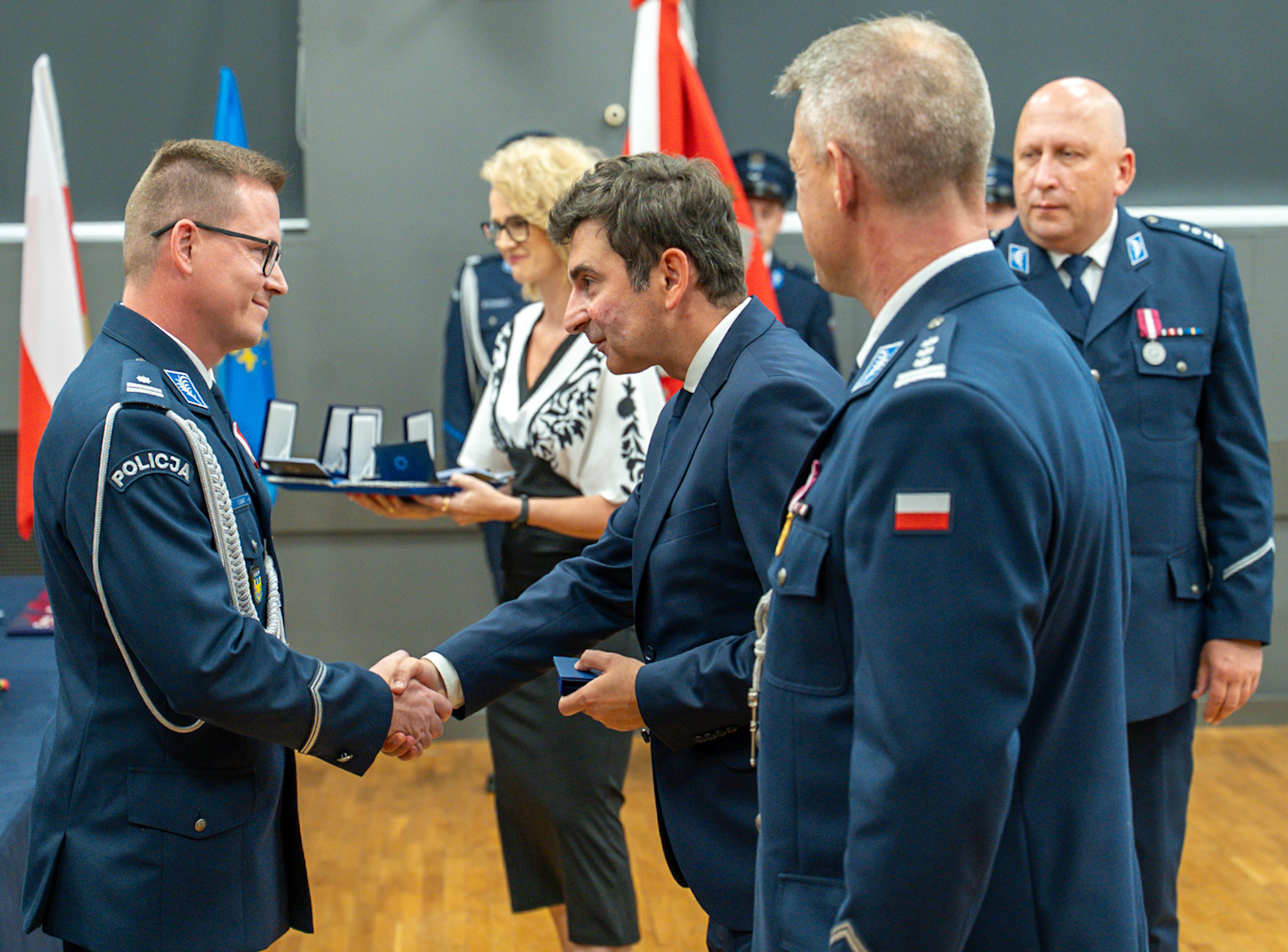 Wojewoda Śląski gratuluje policjantowi.