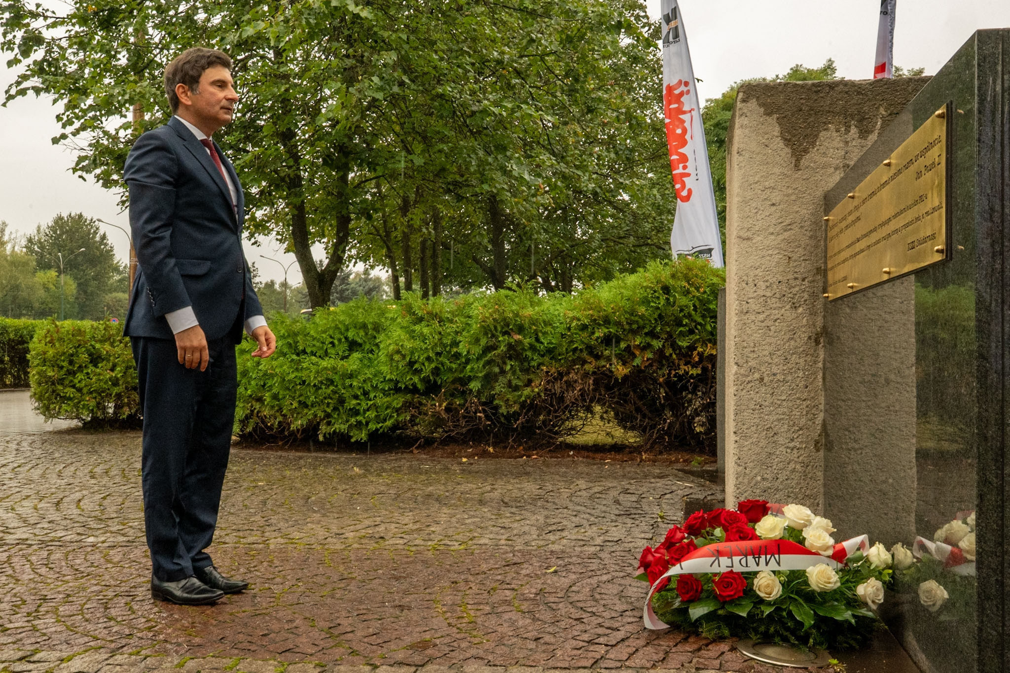 Wojewoda Śląski składa kwiaty pod pomnikiem.