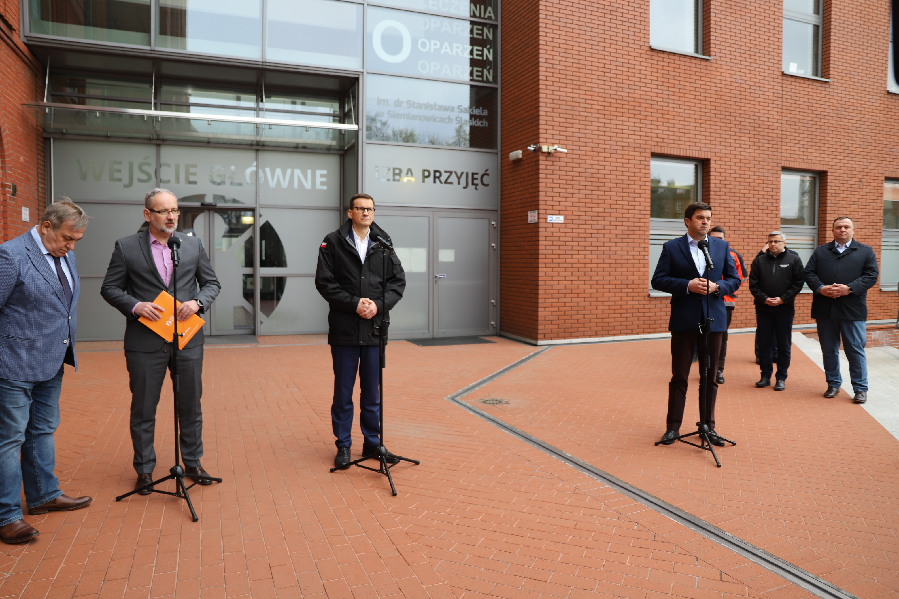 Konferencja prasowa premiera Mateusza Morawieckiego przed Centrum Leczenia Oparzeń w Siemianowicach Śląskich/fot. ŚUW