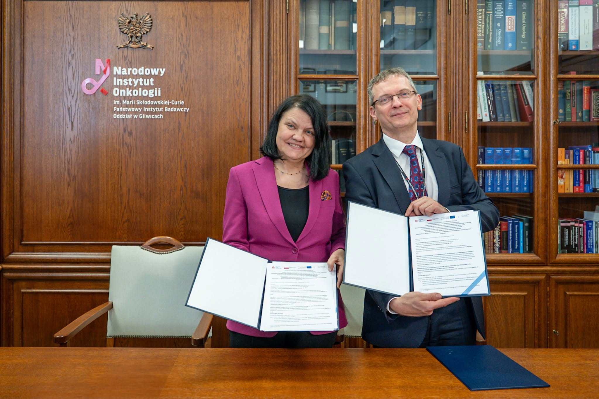 Podsekretarz Stanu w Ministerstwie Zdrowia Katarzyna Anna Kacperczyk oraz Dyrektor Narodowego Instytutu Onkologii w Gliwicach dr hab. n. med. Sławomir Blamek z podpisaną umową.