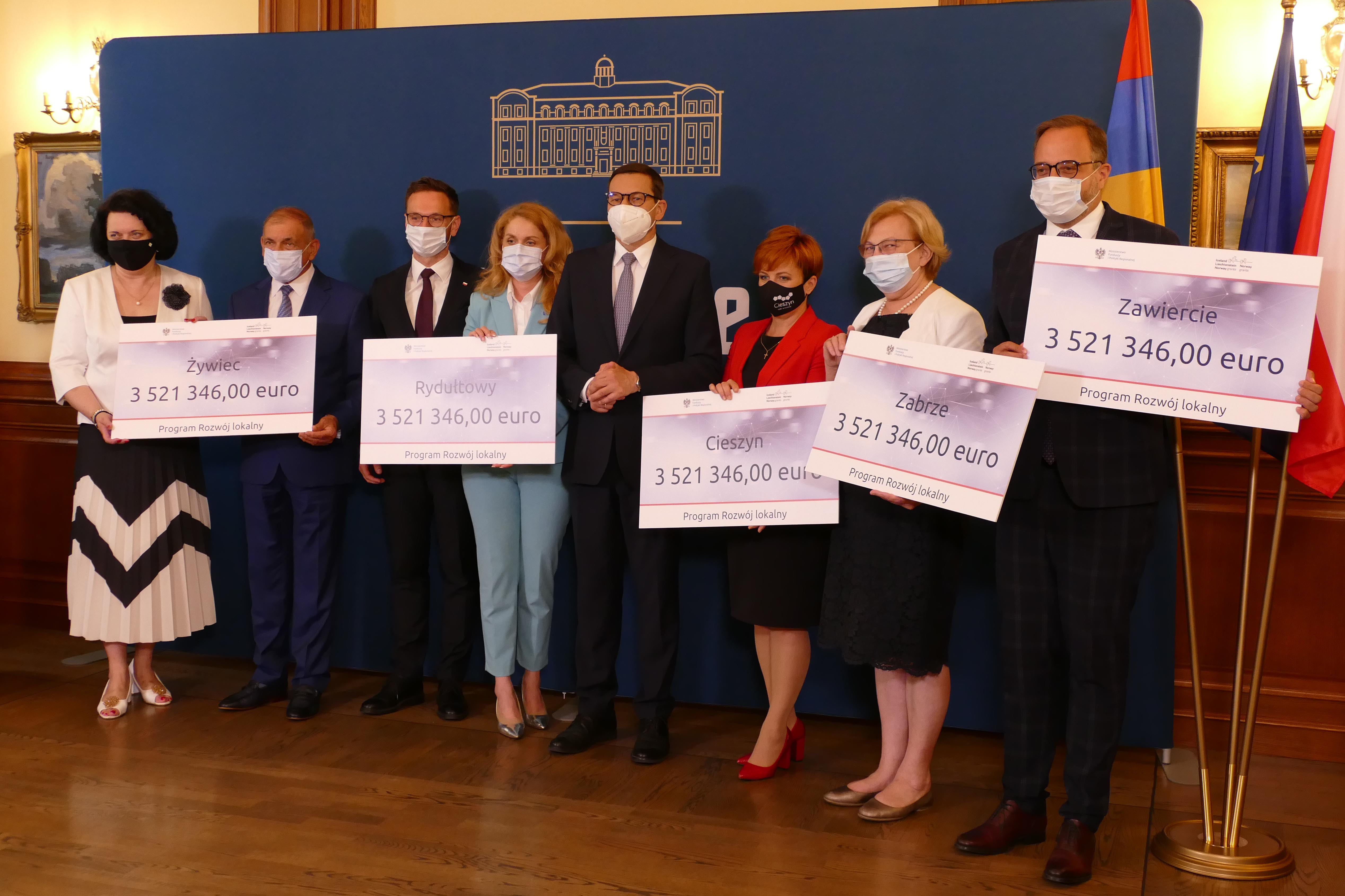 Wręczenie czeków w ramach programu 