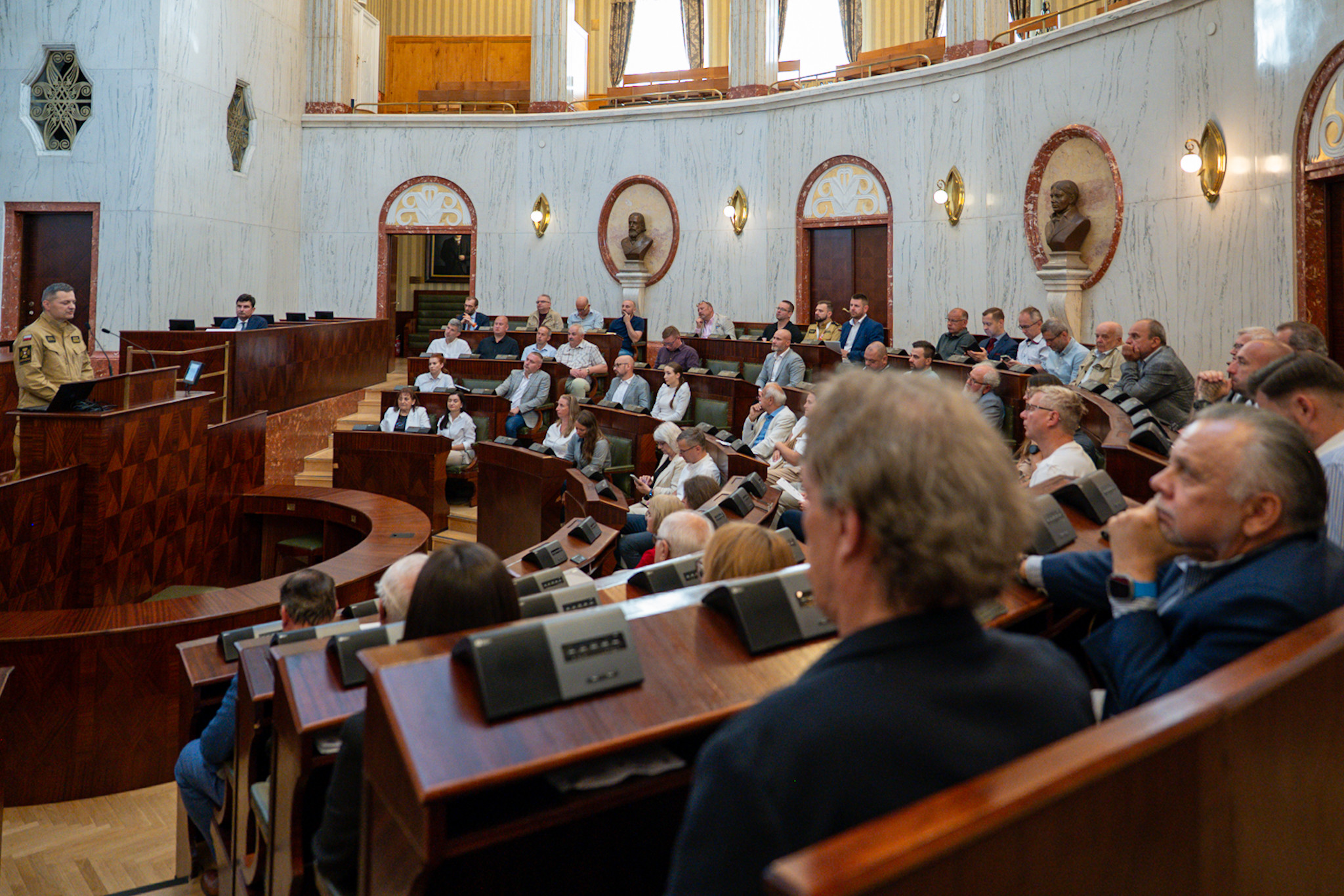 Uczestnicy konferencji w sali sejmu śląskiego.