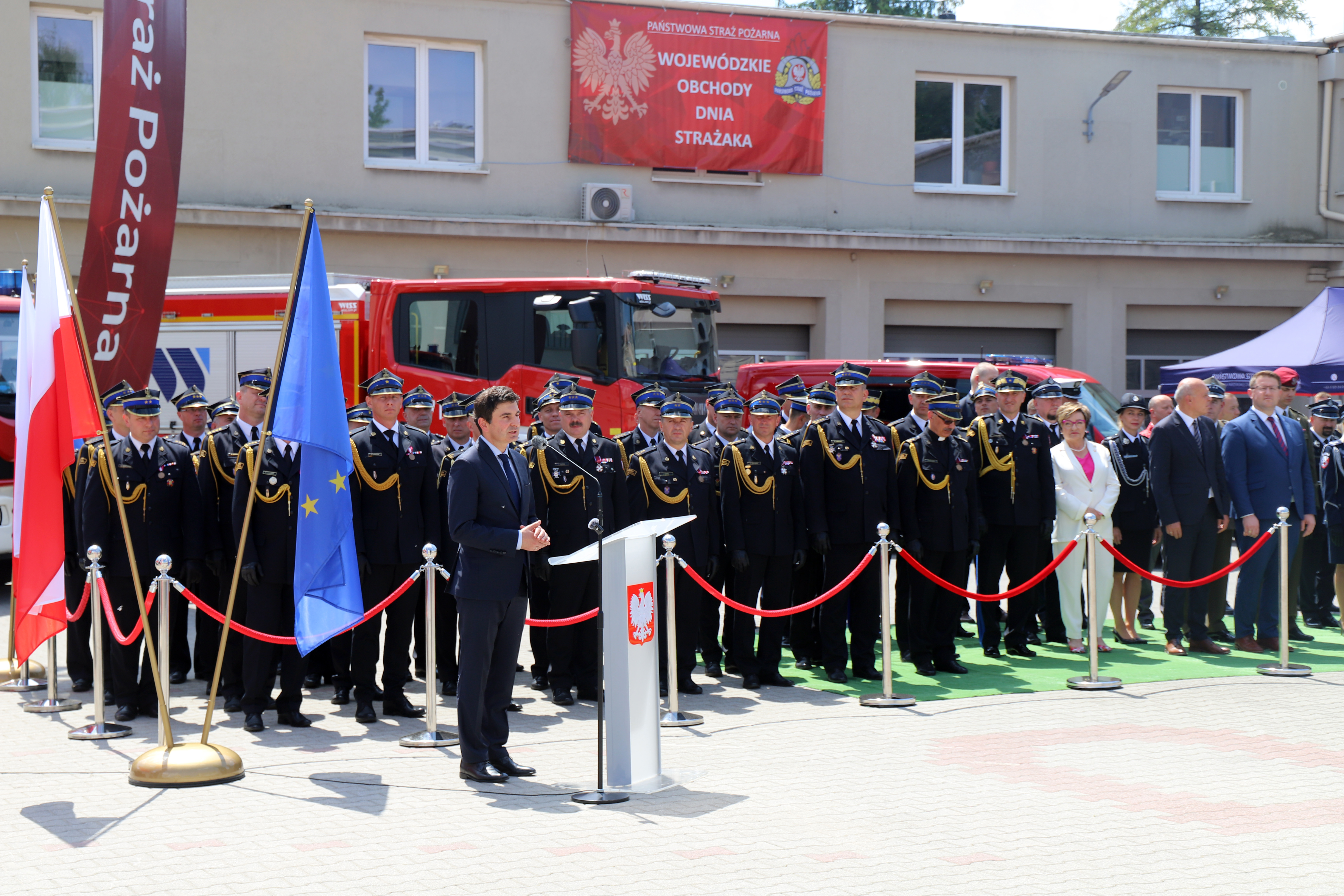 Uczestnicy obchodów na placu wewnętrznym komendy/fot.: ŚUW