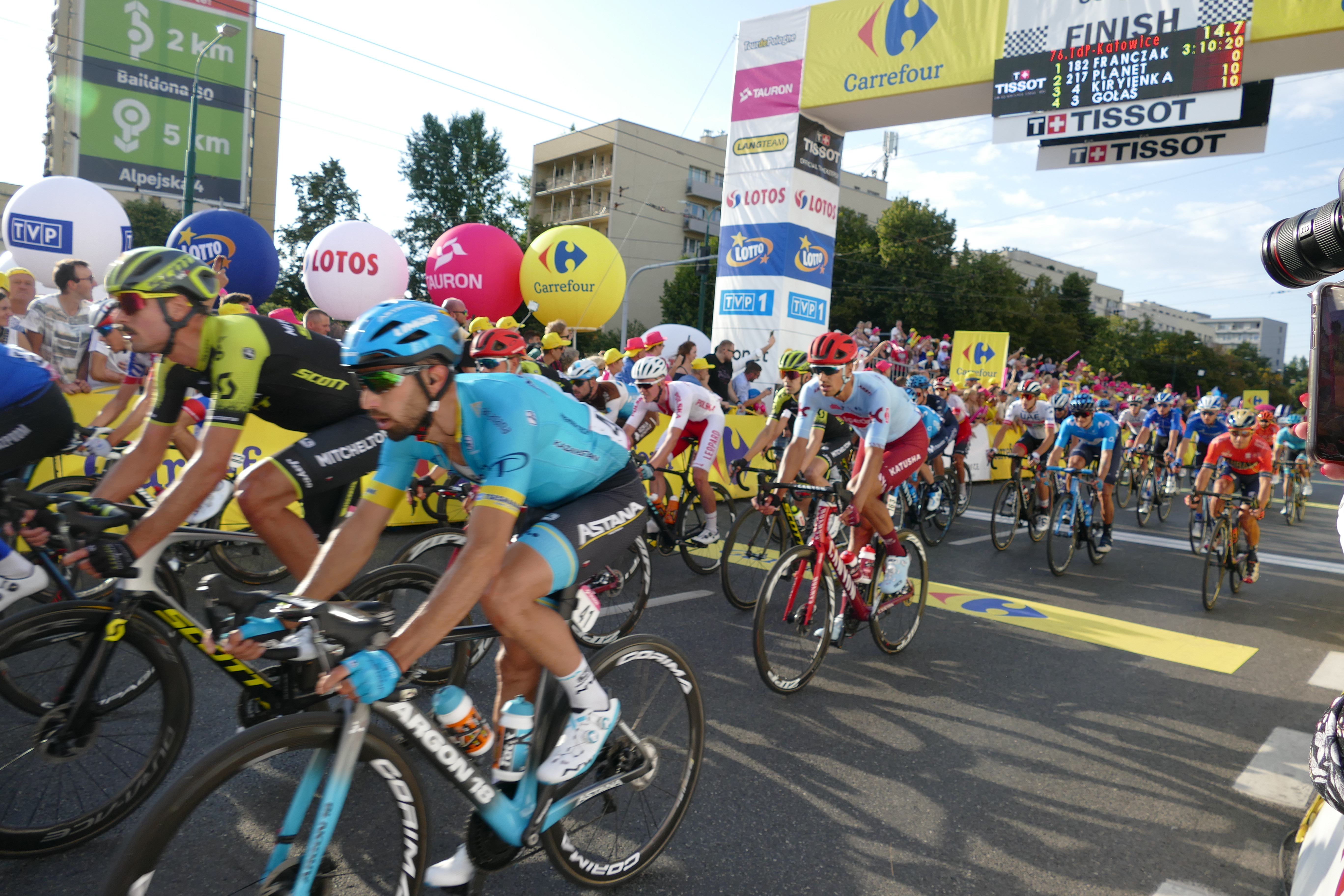 Zdjęcie z zakończenia II etapu wyścigu tour de pologne z udziałem Premiera oraz Wojewody /fot. Alina Kucharzewska/