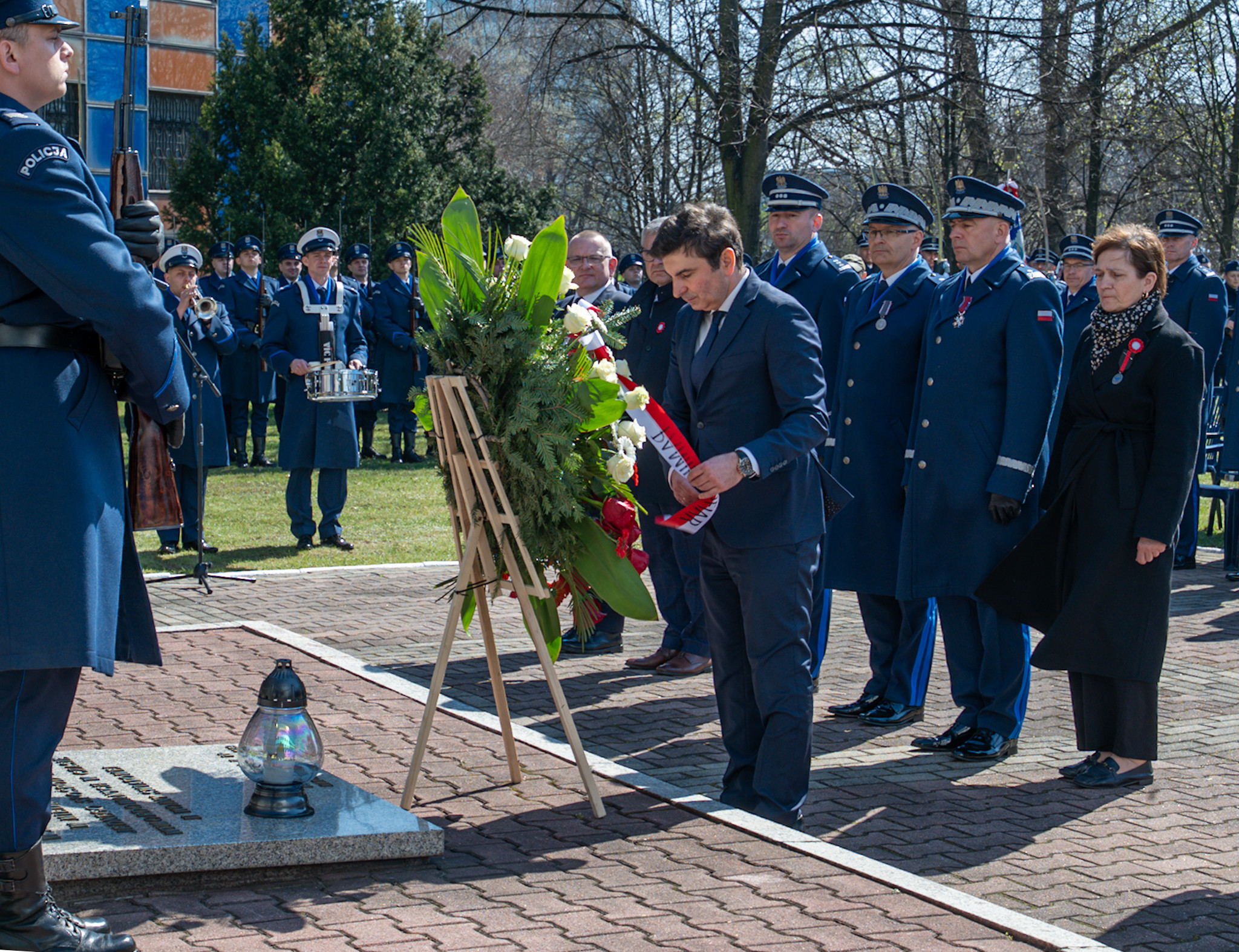 Wojewoda składa wieniec pod pomnikiem/fot. ŚUW