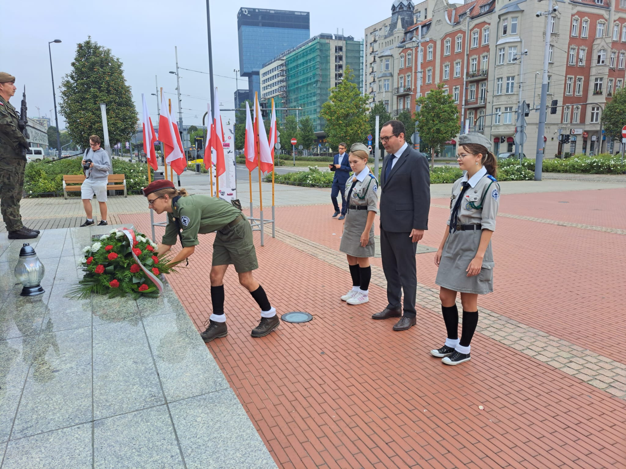 Wicewojewoda składa kwiaty pod pomnikiem/fot. ŚUW