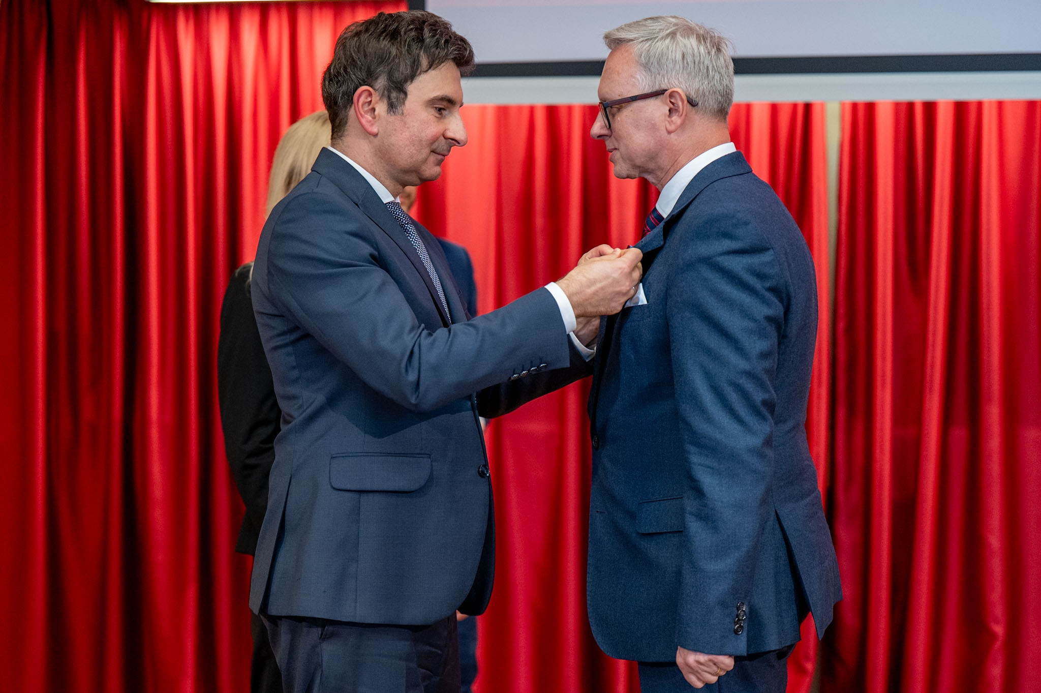 Wojewoda Śląski wręcza Złoty Krzyż Zasługi.