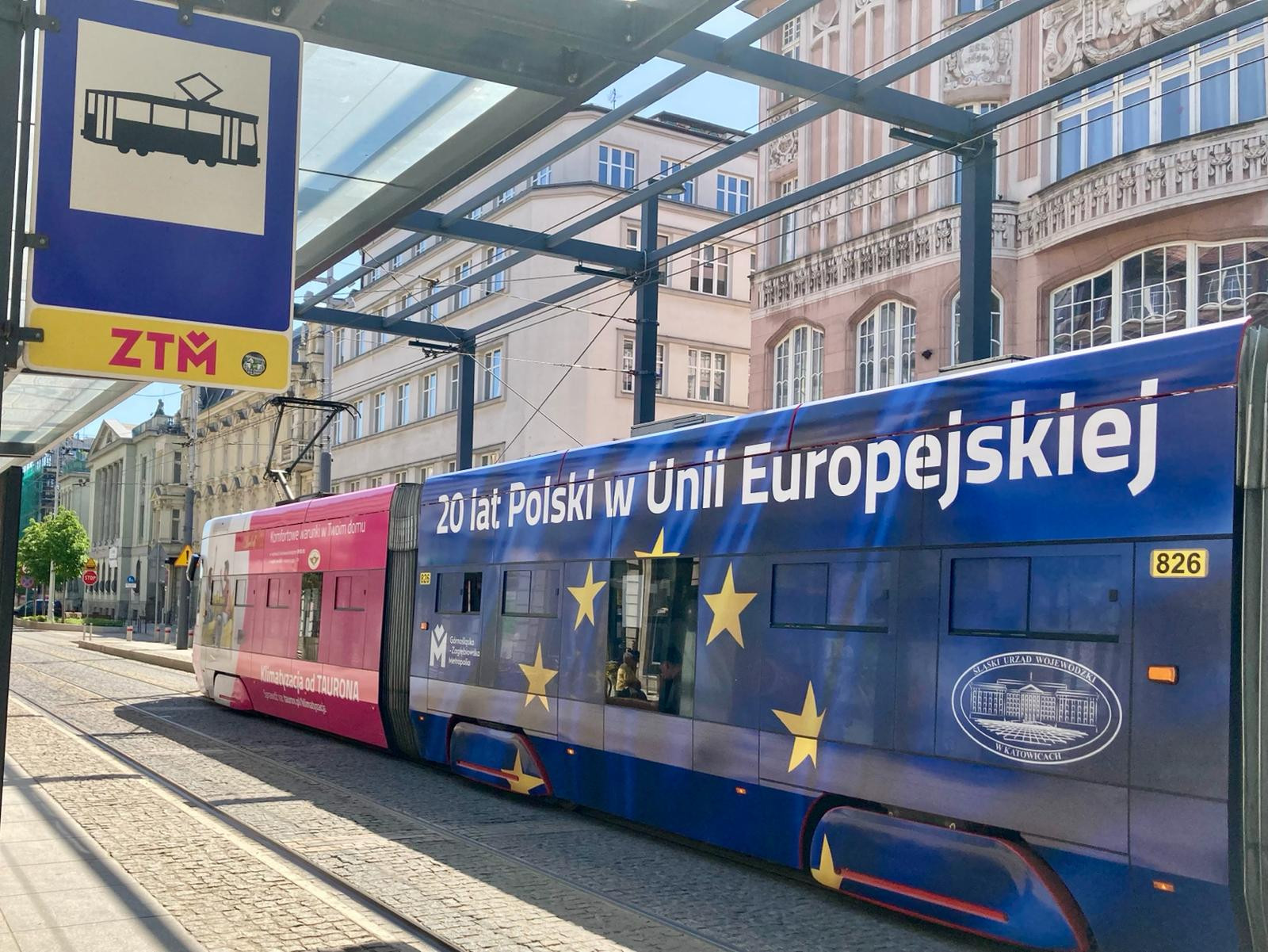 Zdjęcie ilustracyjne tramwaju promującego 20 Polski w UE/fot. ŚUW