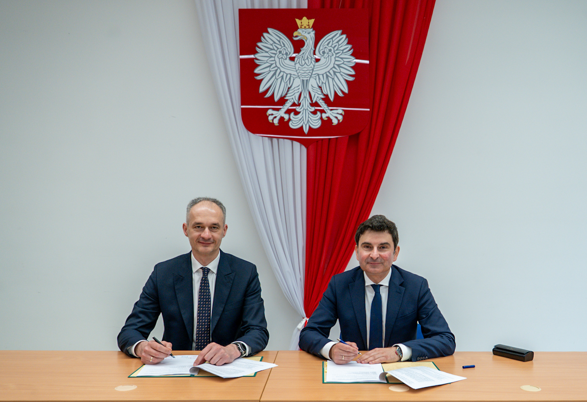 Prezydent Tychów Maciej Gramatyka i Wojewoda Śląski podpisują umowę na rozbudowę drogi.