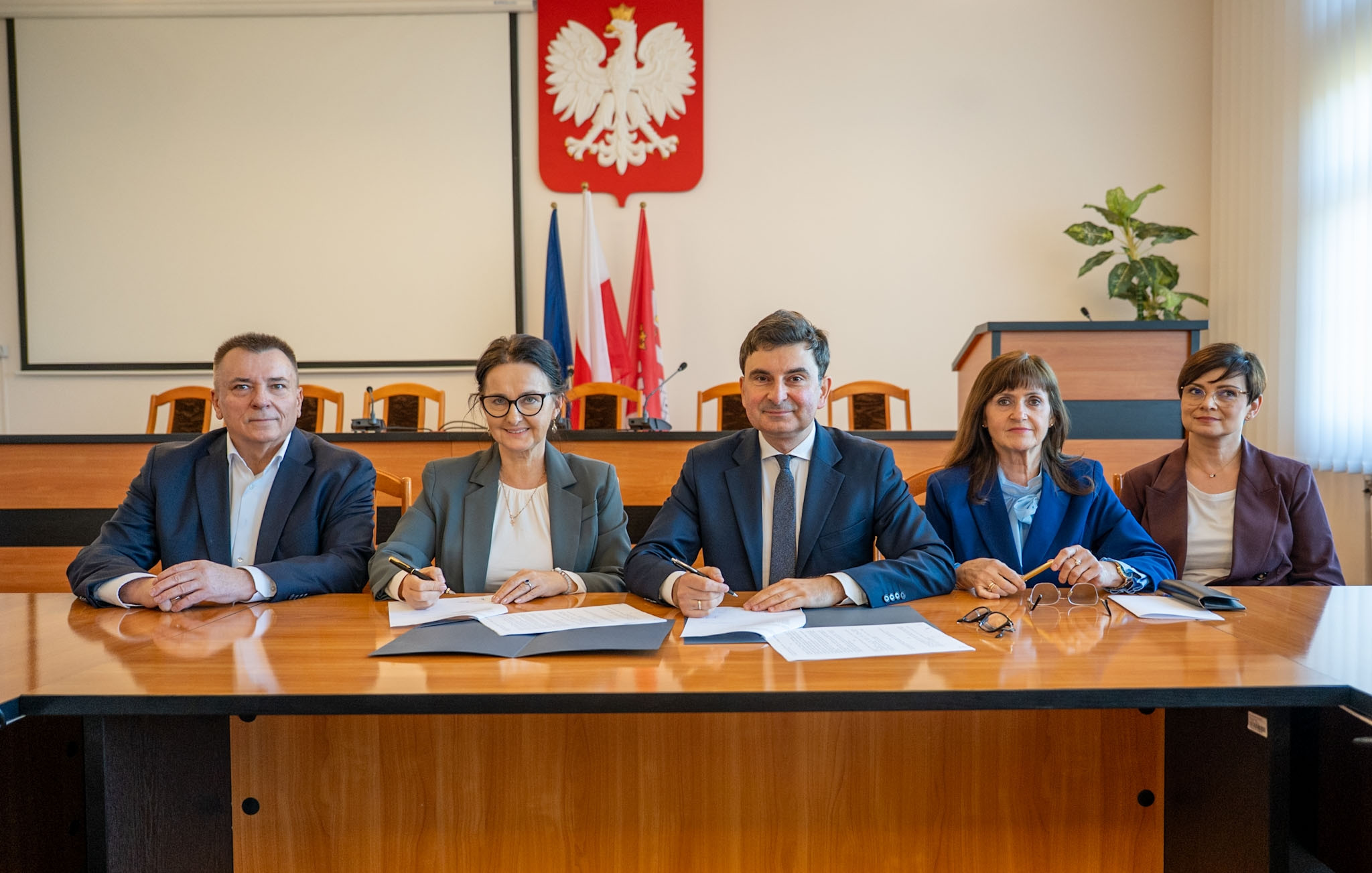 Wojewoda Śląski i samorządowcy podpisują umowę.