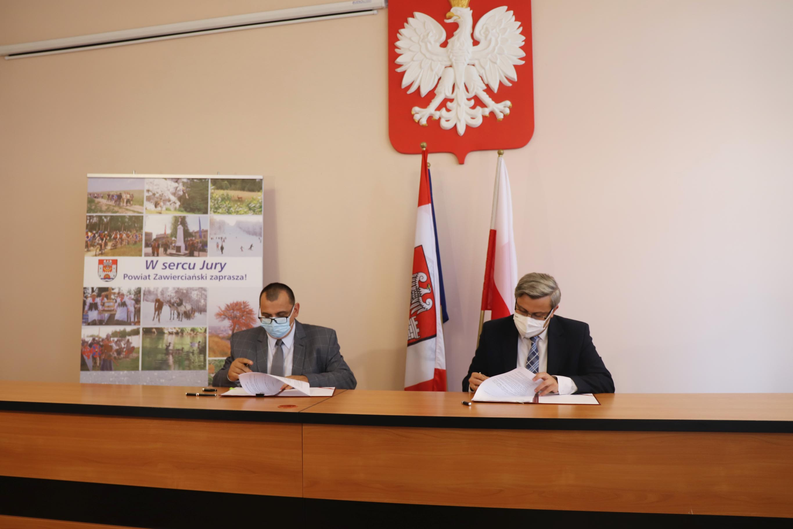 Uroczystość podpisania umów na realizację inwestycji w ramach Rządowego Funduszu Rozwoju Dróg oraz programu Senior+ /fot. A. Księżnik/