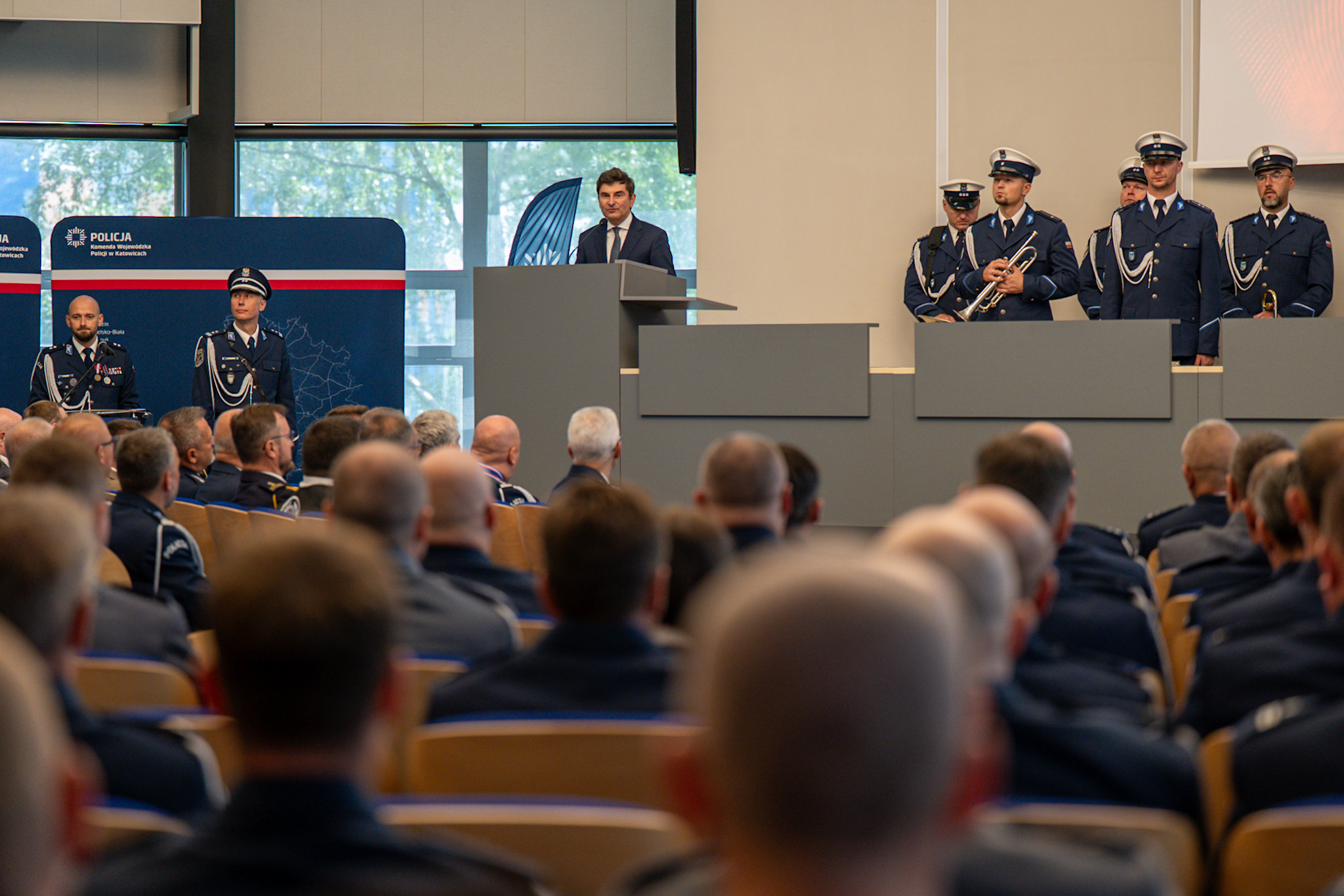 Wojewoda Śląski przemawia podczas uroczystej zbiórki do policjatnów i zgromadzonych gości.