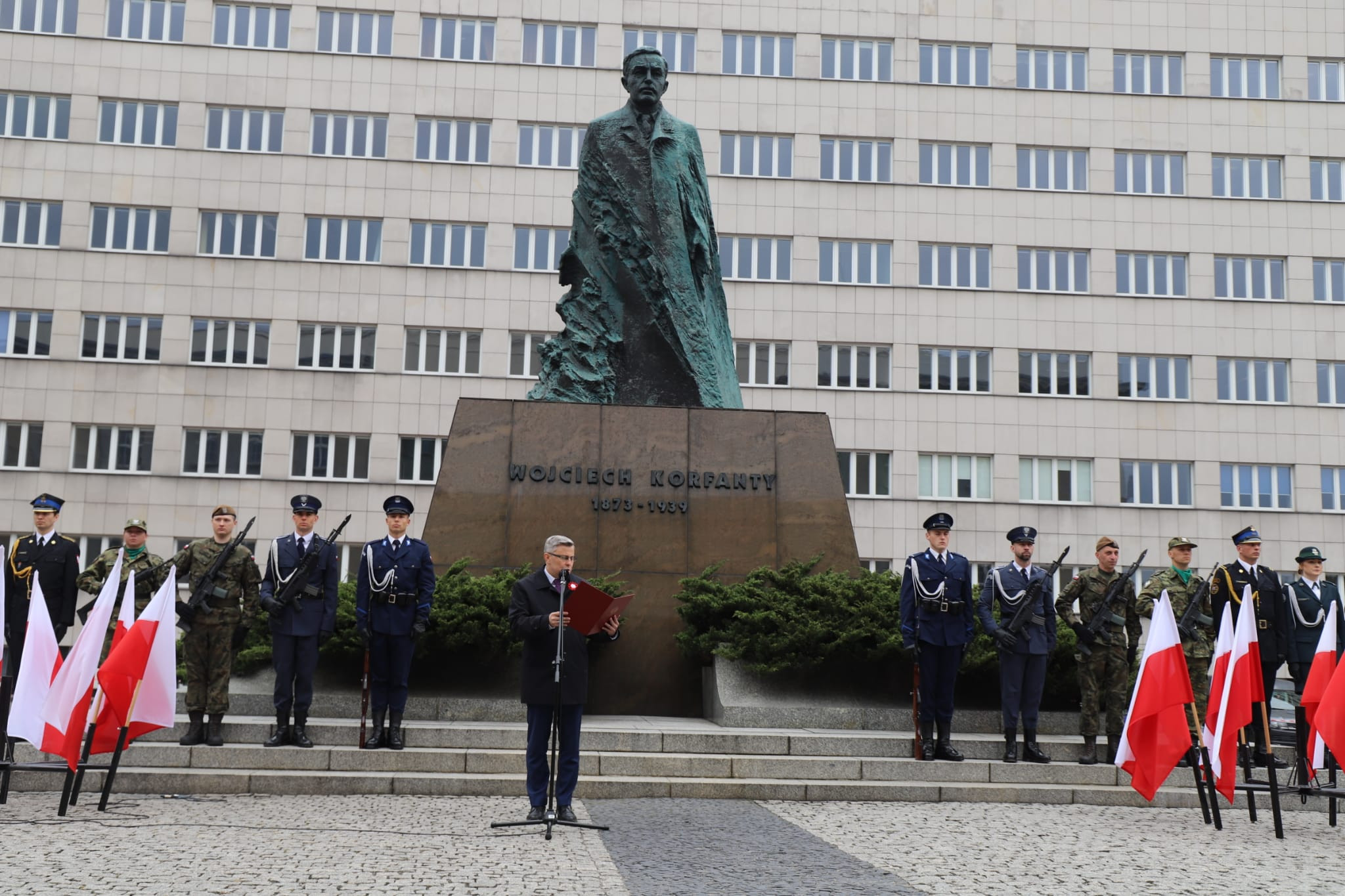 Wojewoda stoi przed pomnikiem Wojciecha Korfantego/fot. ŚUW