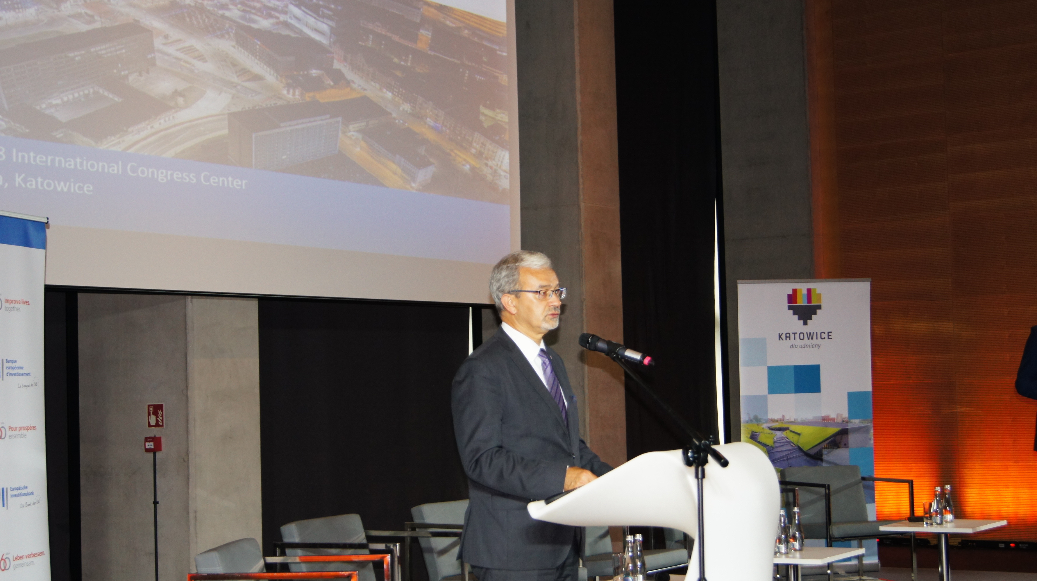 Minister inwestycji i rozwoju Jerzy Kwieciński podczas konferencji „Modernizuj miasto: inwestycje w inteligentną i zrównoważoną infrastrukturę miejską” / zdjęcia: I. Matuszewska