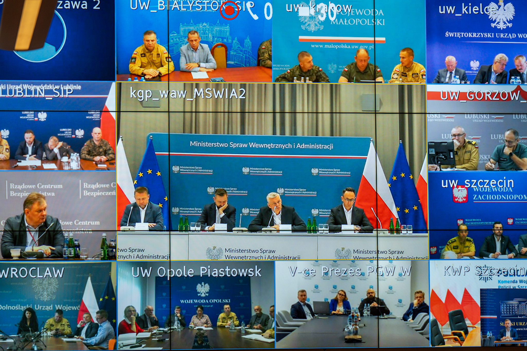 Ekran wideokonferencji wyświetlający obrazy z różnych kamer uczestników spotkania.