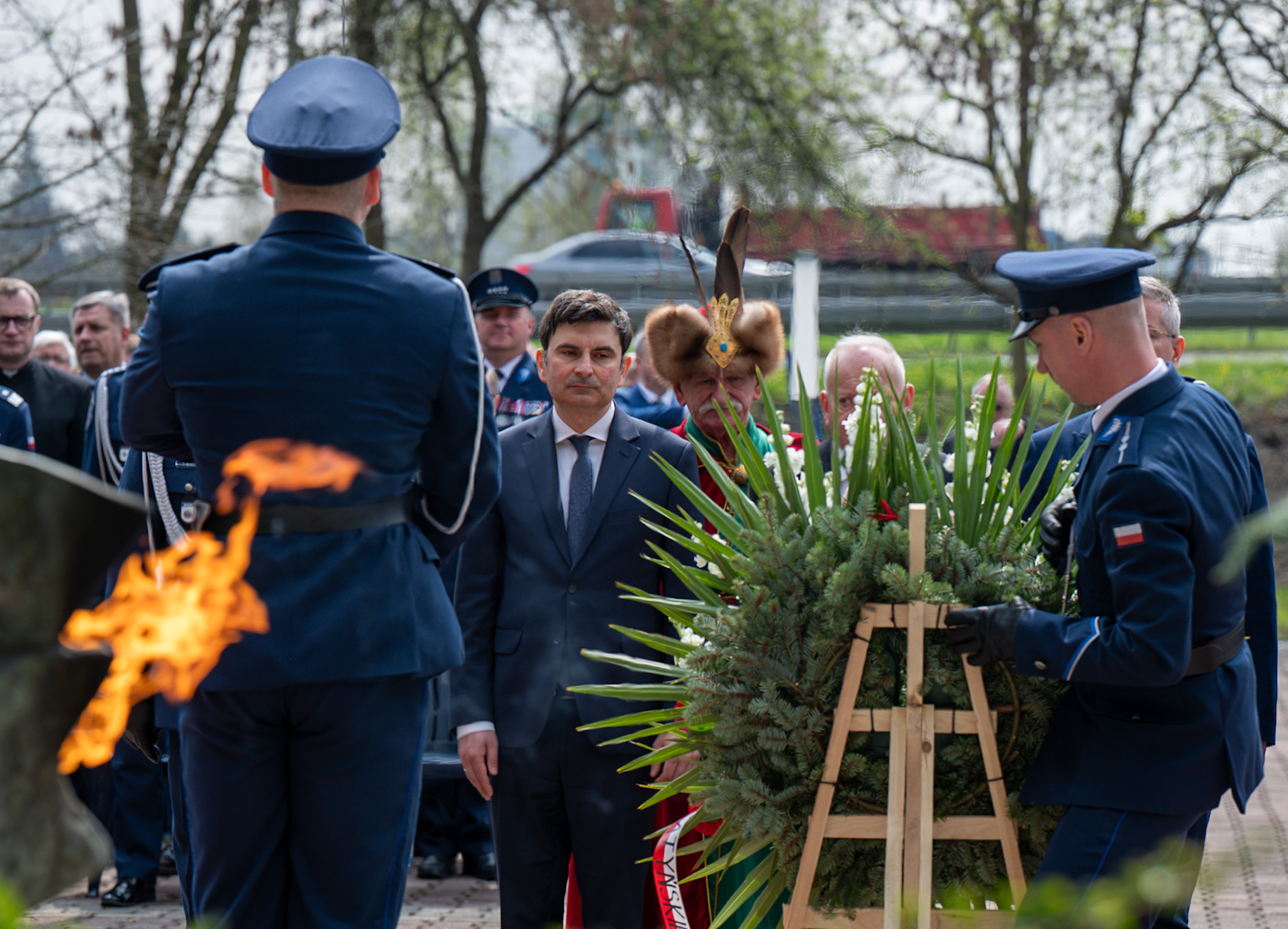 Wojewoda Śląski składa kwiaty pod pomnikiem.
