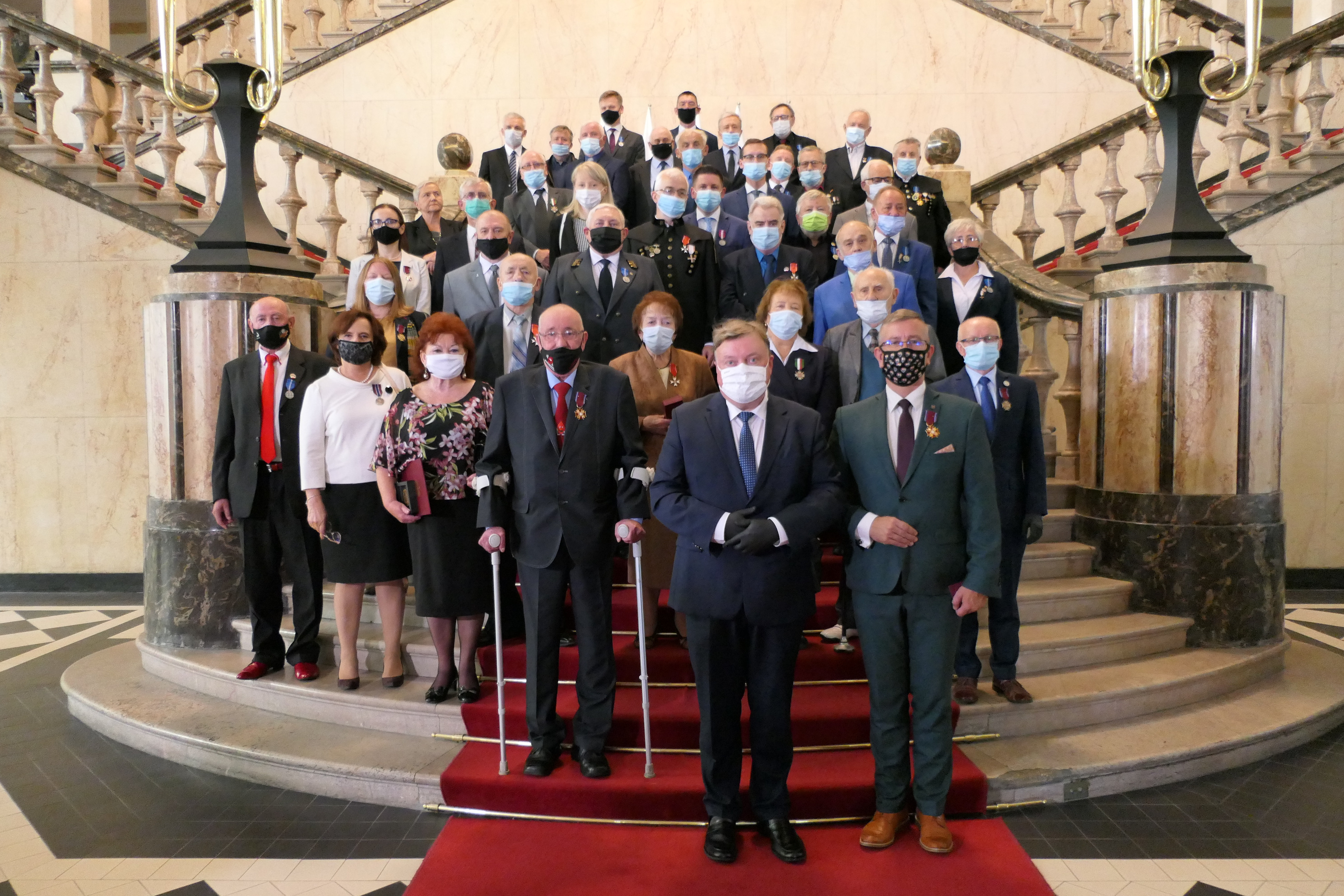 Wicewojewoda Robert Magdziarz z odznaczonymi w Westybulu/fot. B. Półrolnik