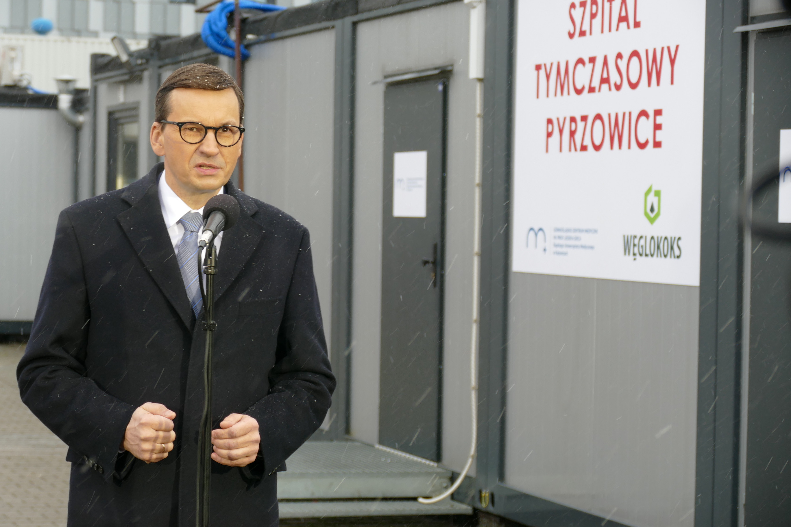 Premier Mateusz Morawiecki udziela wypowiedzi mediom na konferencji prasowej przed szpitalem tymczasowym w Pyrzowicach/foto: I. Matuszewska