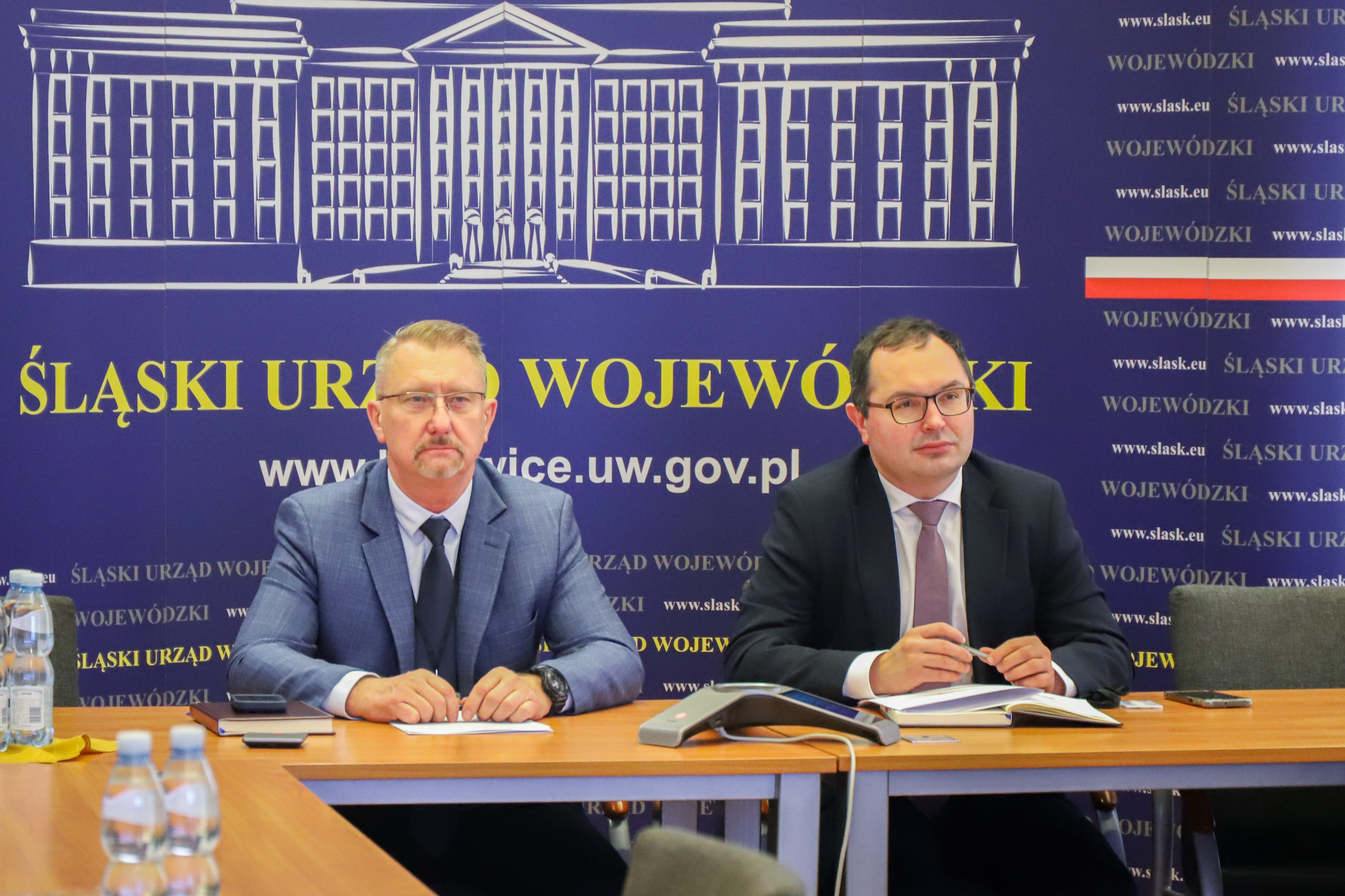 Wicewojewoda Kopański podczas widekonferencji. 