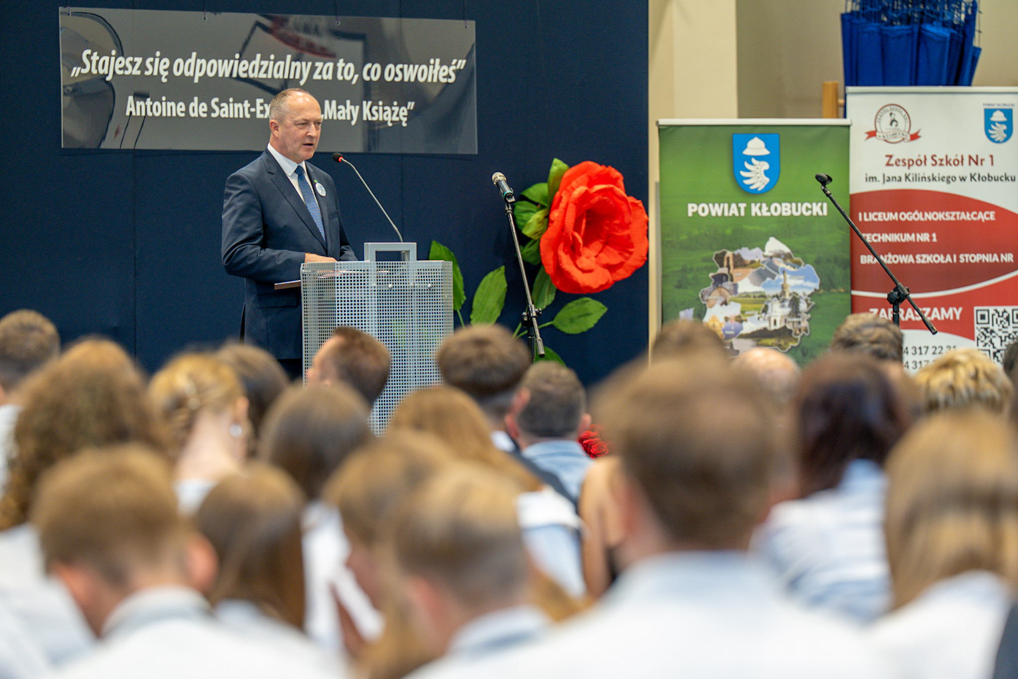 Wiceminister Edukacji Narodowej Henryk Kiepura przemawia z mównicy
