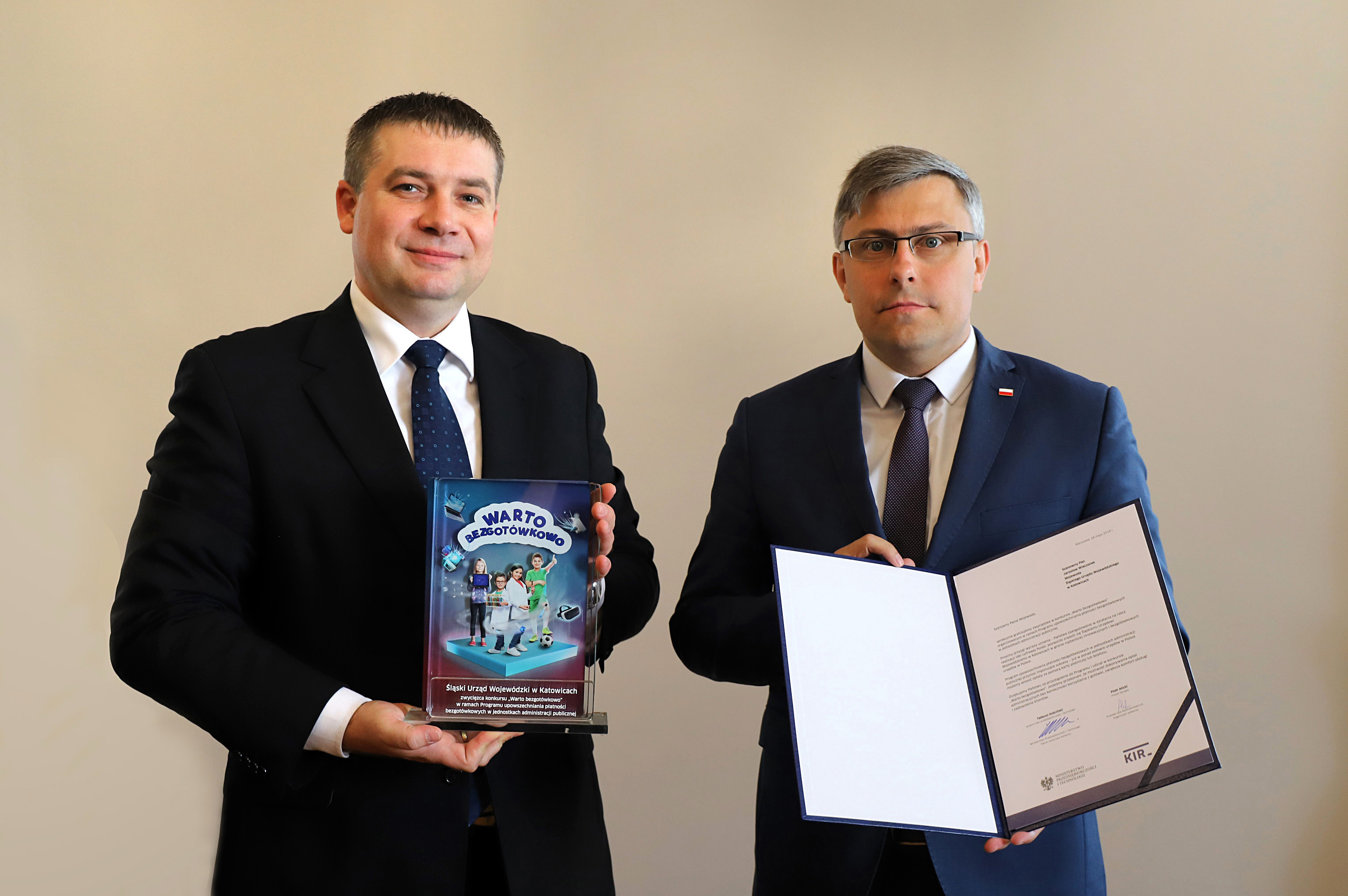 Śląski Urząd Wojewódzki w Katowicach znalazł się wśród zwycięzców konkursu „Warto bezgotówkowo” - zdjęcie ze statuetką i listem gratulacyjnym /fot. A. Karendał/