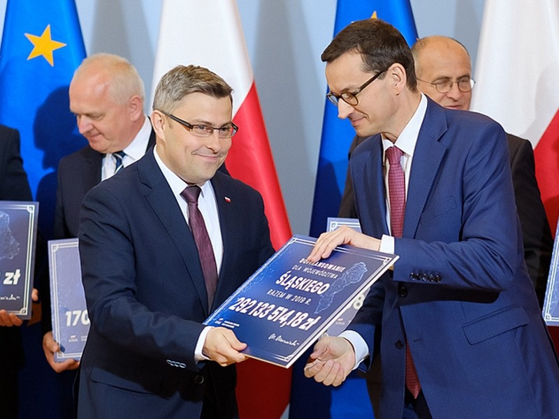 Wojewoda Jarosław Wieczorek odebrał czek z rąk Premiera Mateusza Morawieckiego /fot. KPRM/