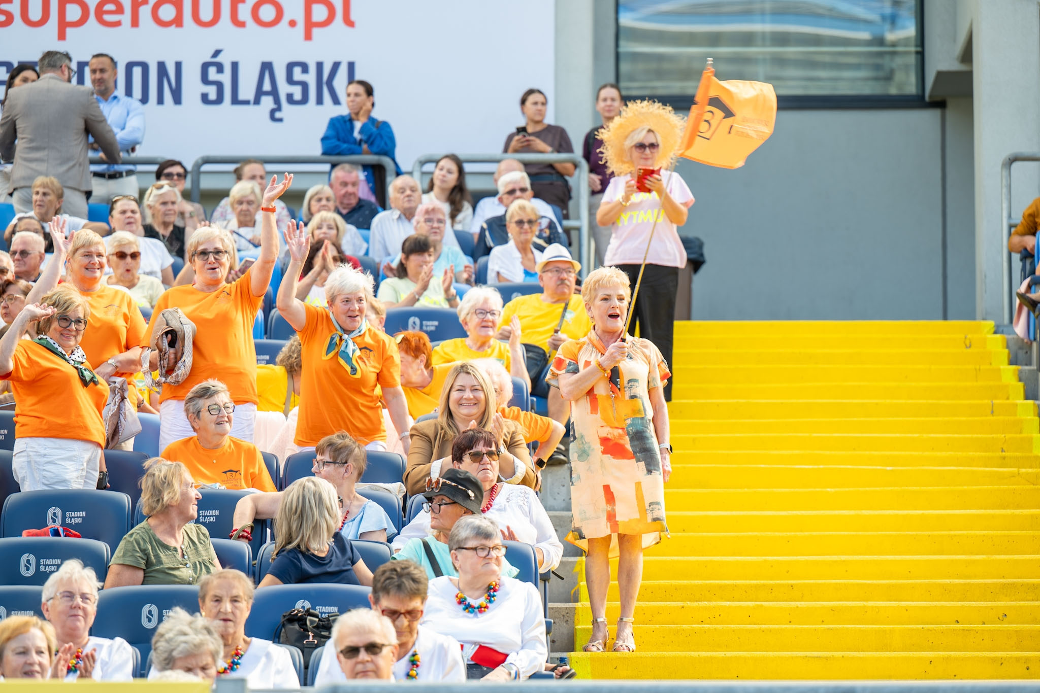 Seniorzy na trybunach Stadionu Śląskiego.