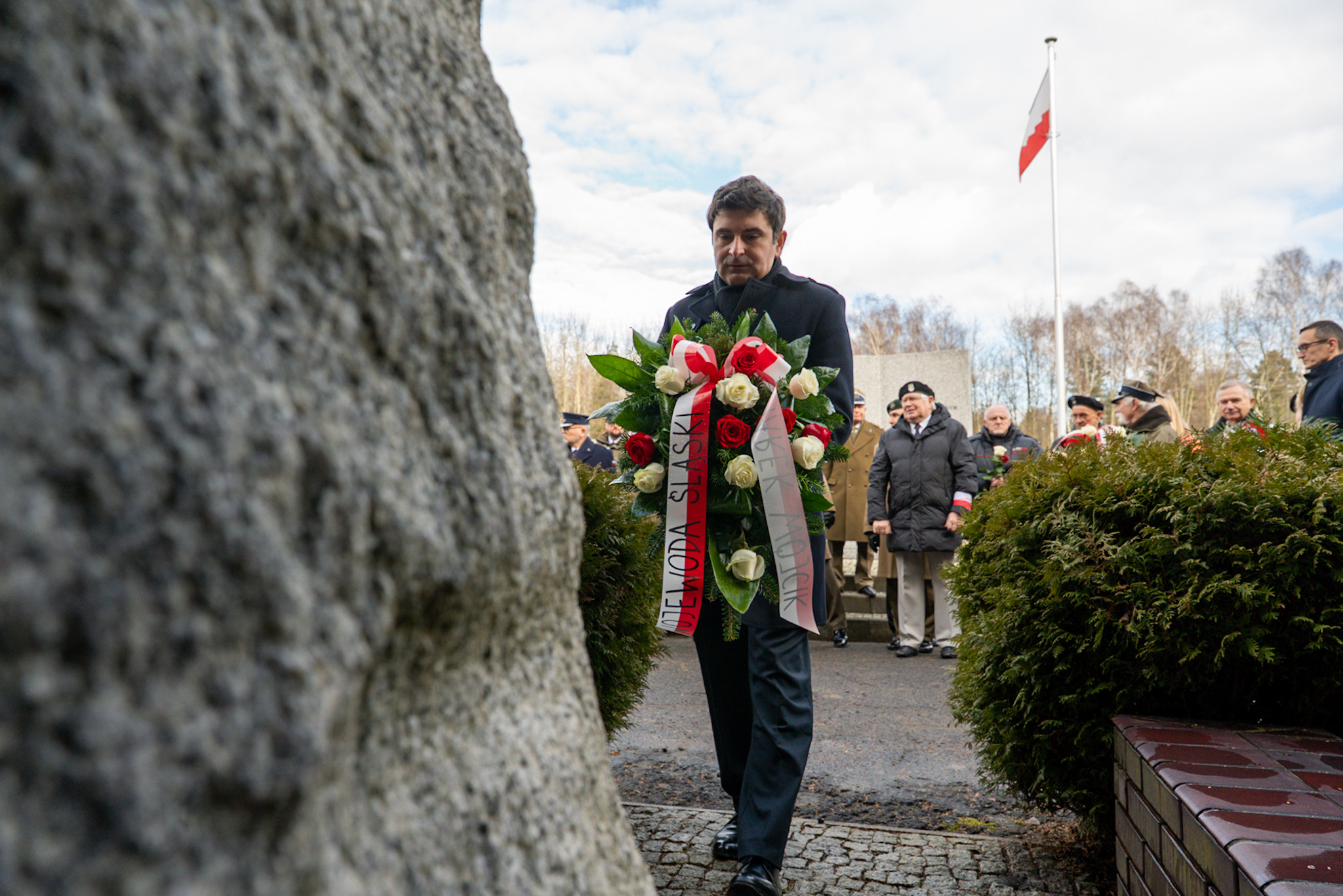 Wojewoda Śląski składa kwiaty pod pomnikiem.