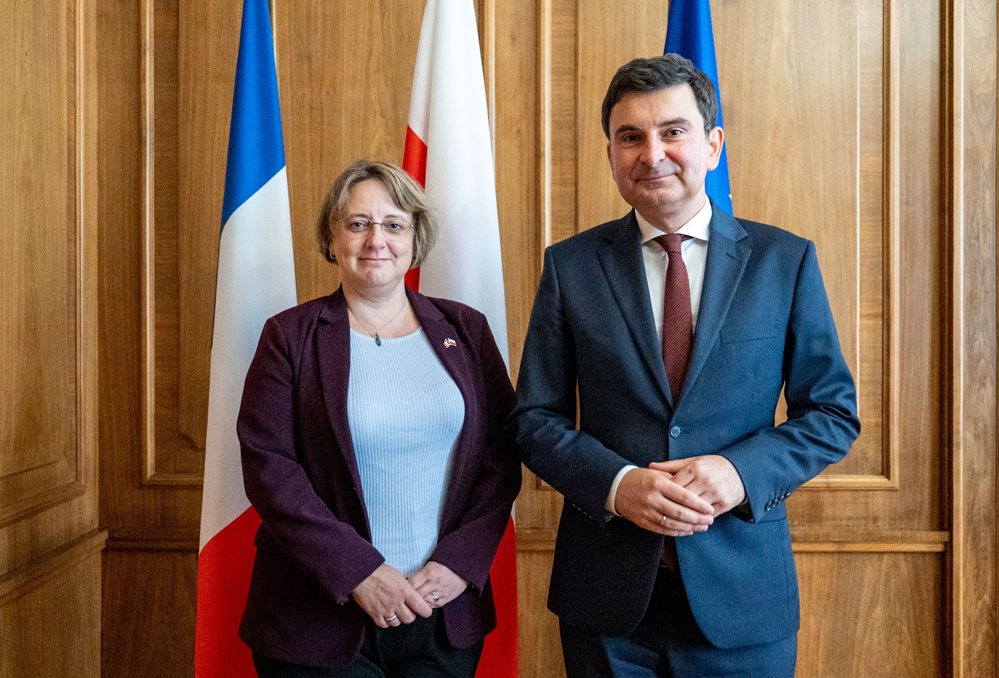 Konsul Generalna Francji z Wojewodą Śląskim na tle flag swoich państw.