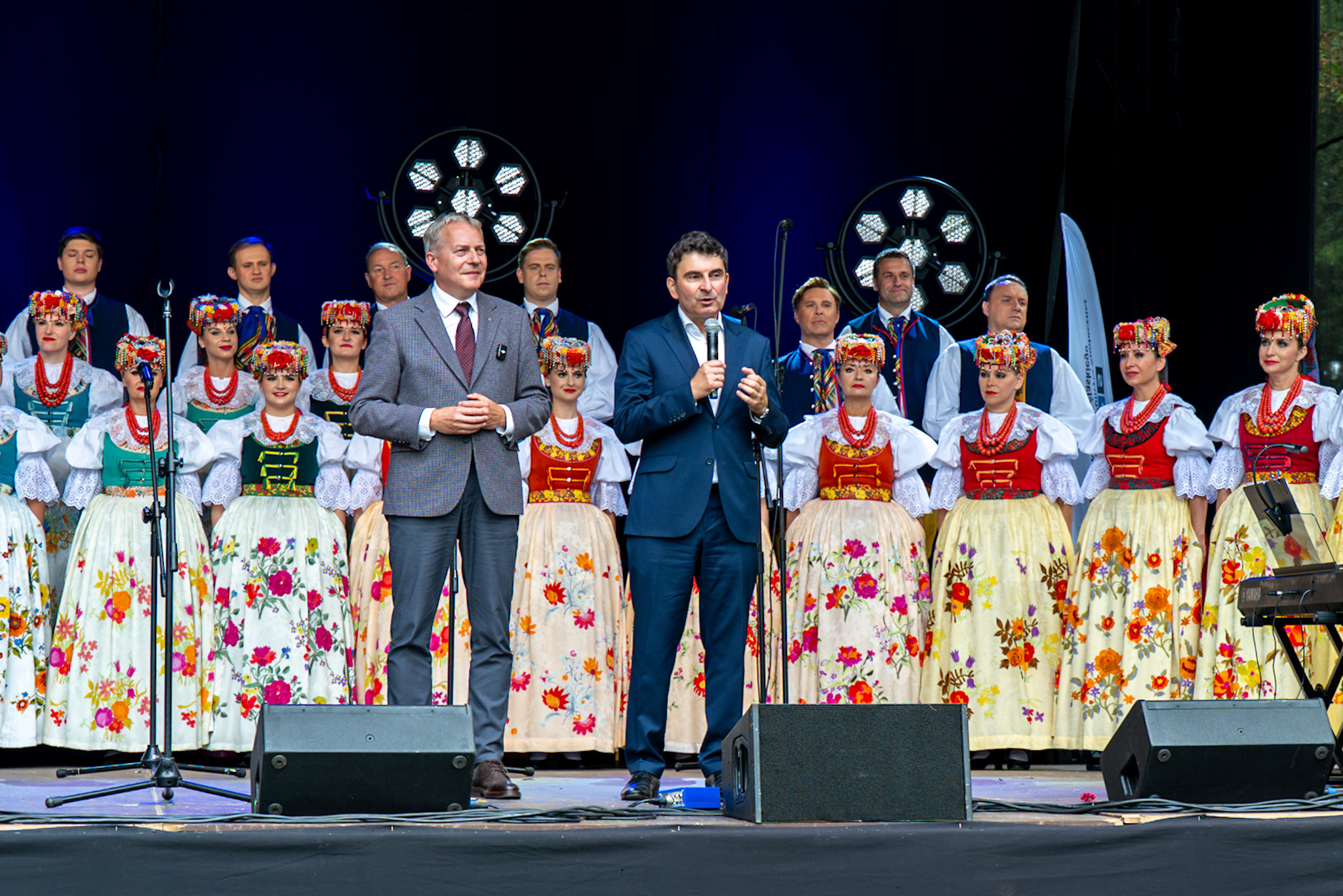 Wojewoda Śląski i Marszałek Województwa Śląskiego na scenie. W tle Zespół Śląsk.