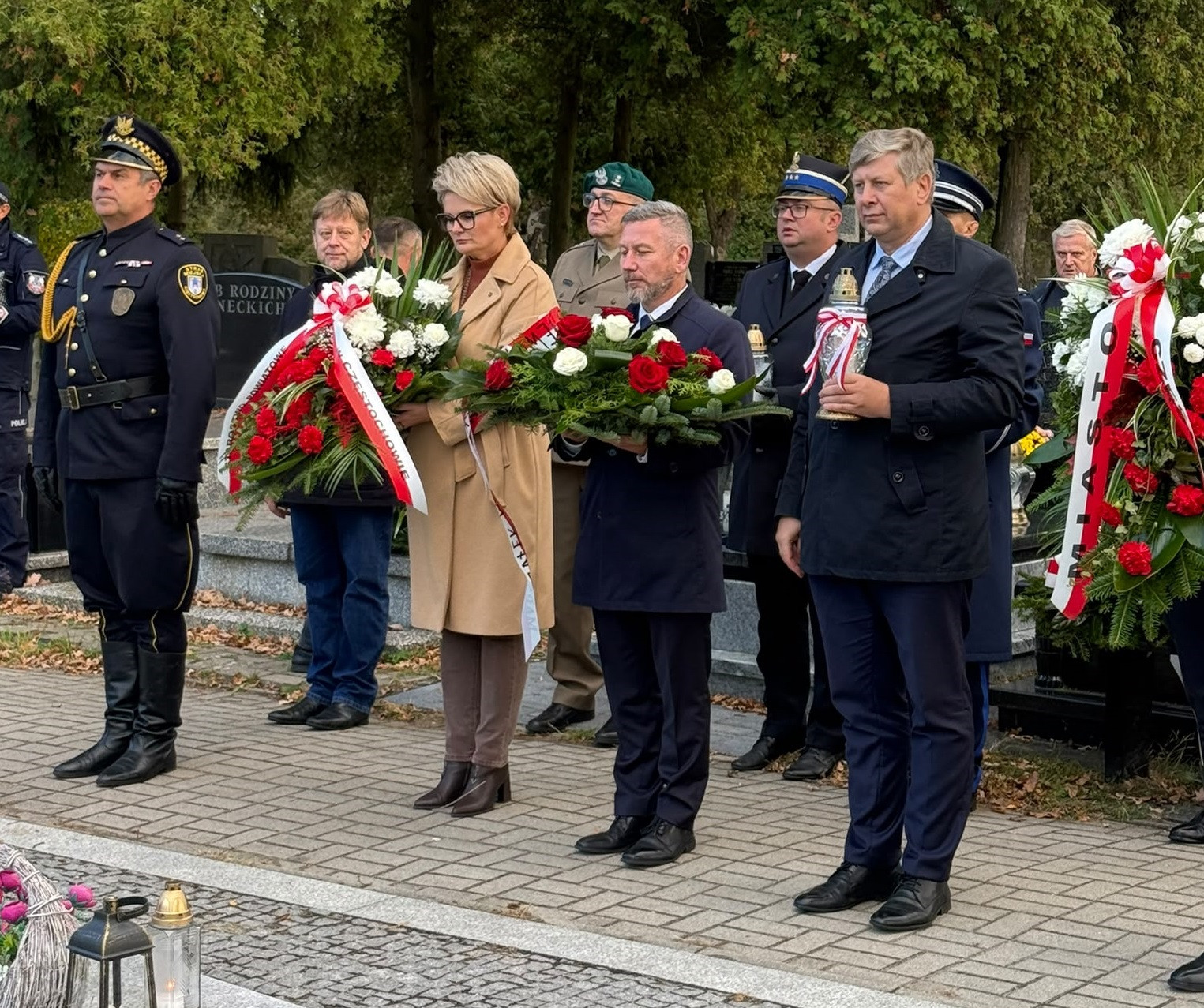 Delegacja z Wicewojewodą Zaczkowskim składa kwiaty.