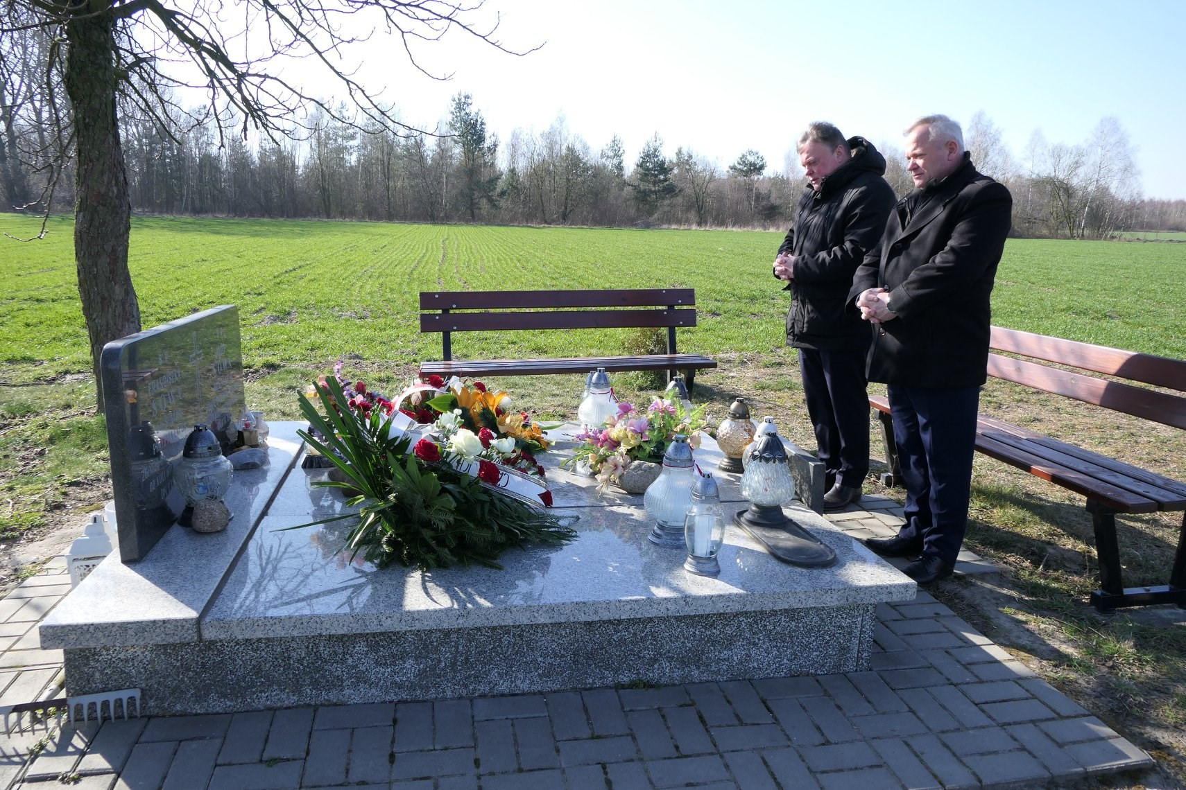 Złożenie kwiatów przez wicewojewodę śląskiego z okazji Narodowego Dnia Pamięci Polaków ratujących Żydów /fot. B. Półrolnik/