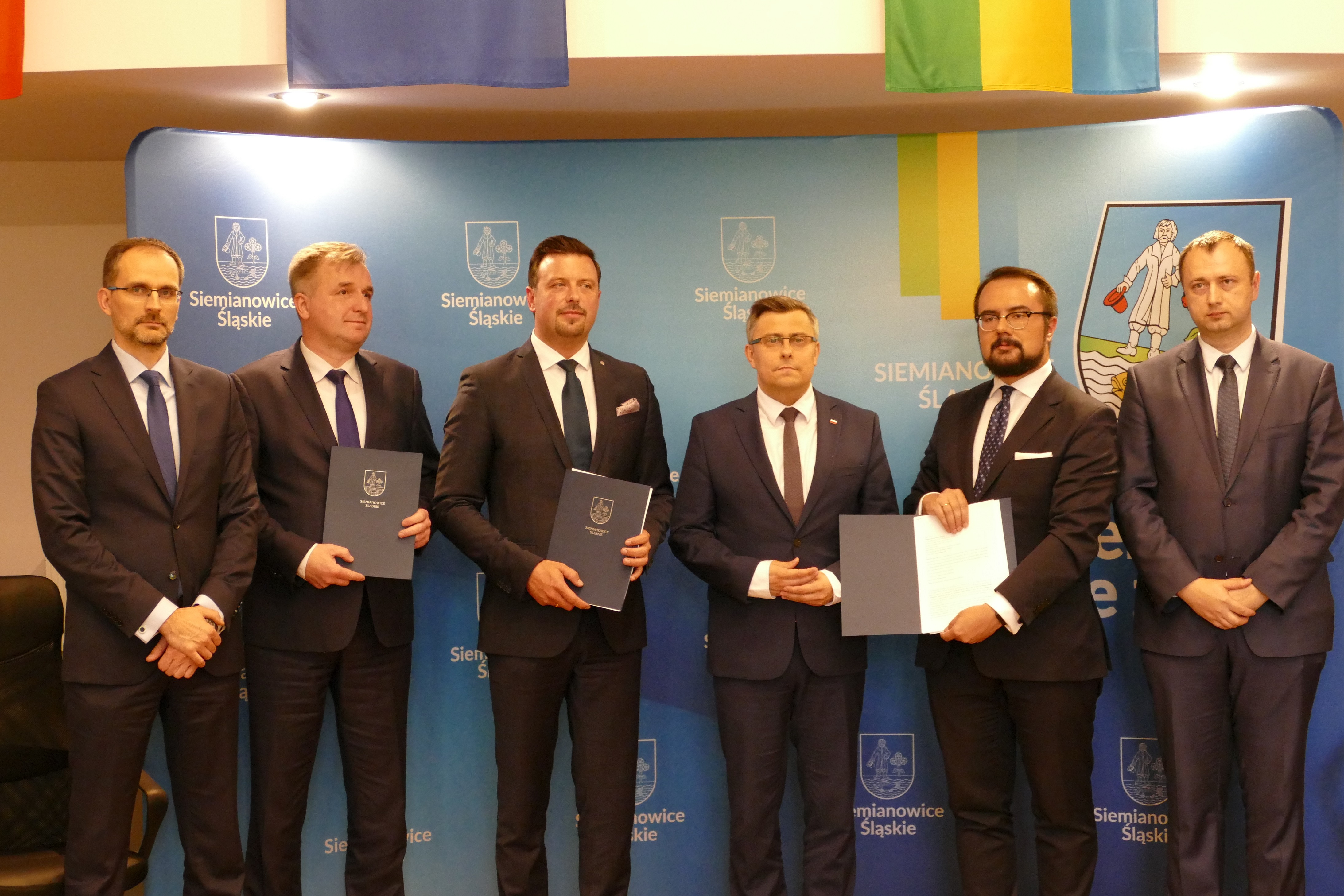 W siemanowickim ratuszu podpisano umowę na likwidację niebezpiecznych odpadów /fot. A.Kucharzewska/
