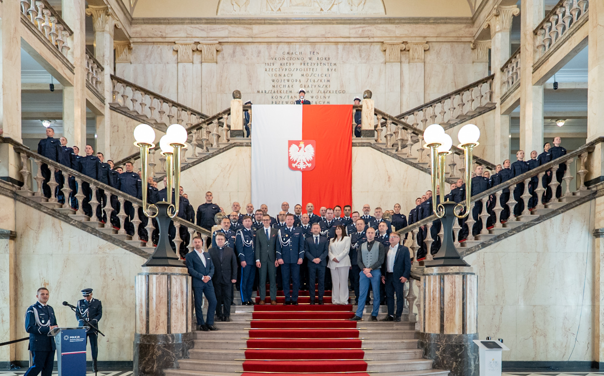 Grupowe zdjęcie nowych funkcjonariuszy z Wicewojewodą Zaczkowskim, Dyrektor Generalną Błaszczyk-Domańską oraz kierownictwem Policji.