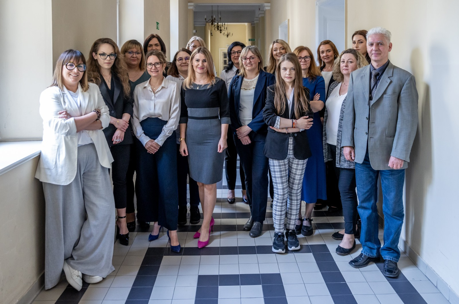 Dyrektor Generalna ŚUW z pracownikami powołanymi do KSC / fot. ŚUW
