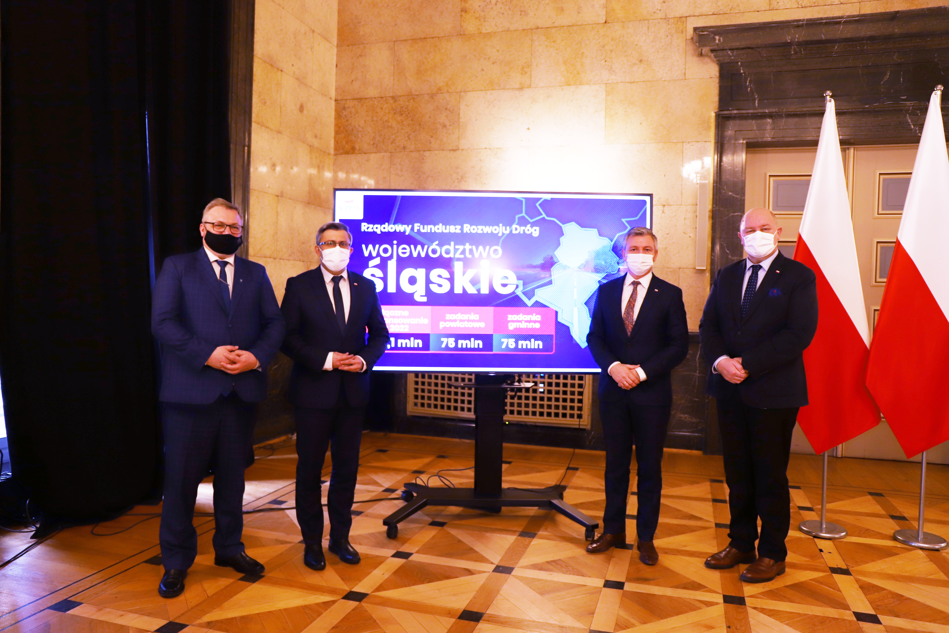 Konferencja prasowa dot. Rządowego Funduszu Rozwoju Dróg 2022 - wspólne zdjęcie Wojewody Śląskiego, Wicewojewody oraz Posłów na Sejm RP /fot. K. Szczepanek/