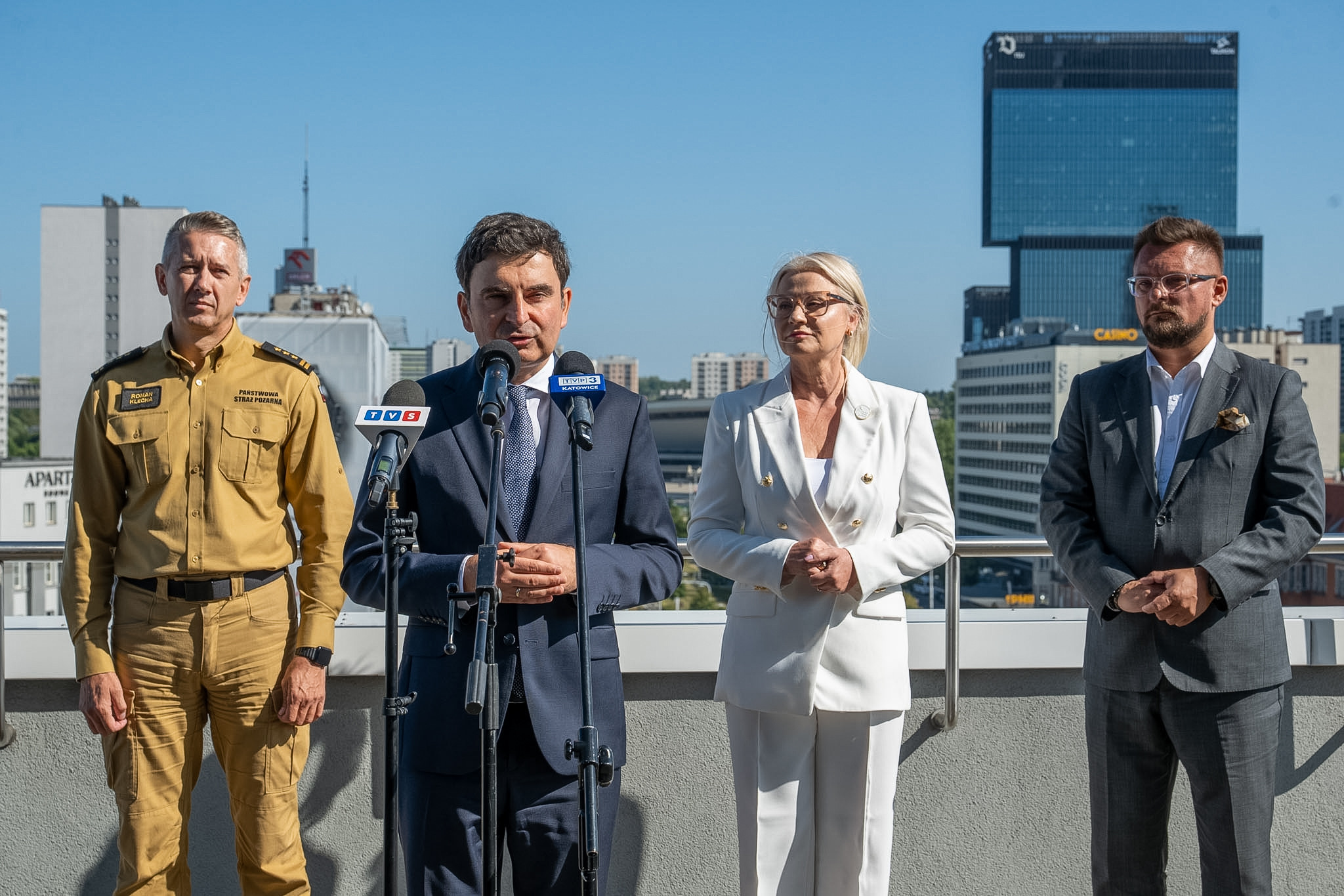 Wojewoda Śląski przemawia podczas briefingu.