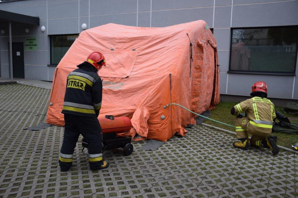 Strażacy udzielają wsparcia służbom medycznym /fot. PSP Katowice/