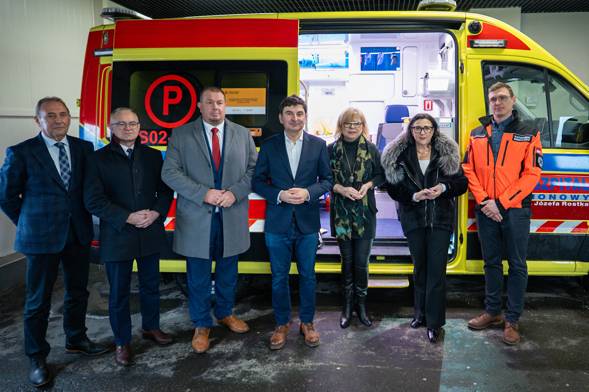 Zdjęcie grupowe uczestników przekazania ambulansu.