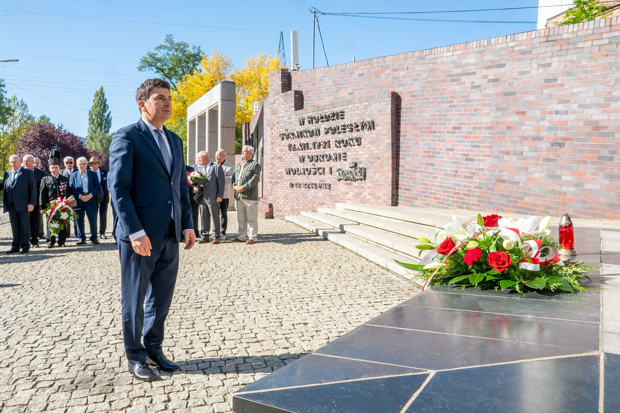 Wojewoda Śląski składa kwiaty pod pomnikiem.